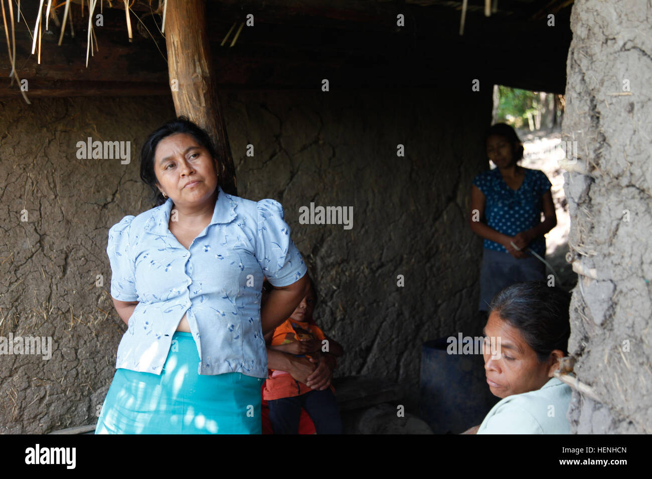 US-Soldaten, von den 318th Psychological Operations Company, führen eine Post-Assessment-Questionnaire mit guatemaltekischen Bürger nach einer medizinischen Bereitschaft Übung während Beyond the Horizon, Lomas Abajo, Guatemala, 28. Mai 2015. Hinter dem Horizont ist eine jährliche Übung, die die Partnerschaft zwischen den USA und Guatemala umfasst, bieten konzentriert humanitären Hilfe durch verschiedene ärztliche, zahnärztliche und bürgerlichen Action-Programme. (US Armee-Foto von Pfc. Christopher Martin/freigegeben) Über den Horizont 2014, Guatemala 140528-A-GA303-007 Stockfoto