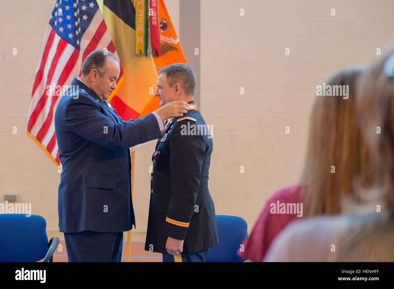 General Philip M. Breedlove, Supreme Allied Commander Europe (SACEUR) vergibt die US-Army Chief Warrant Officer 3 William J. Carter, mit 128. Signal Company, 39. Signal Brigade als SACEUR Commander Kommunikation Team Officer In Charge mit Signal Bronze Bestellung des Merkur-Medaille an Chièvres Air Base, Chièvres, Belgien, 30. Mai 2014. (US Army Foto von visuellen Informationen Spezialist Pierre-Etienne Courtejoie veröffentlicht) CW3 William J. Carter Abschiedsfeier unter dem Vorsitz von General Breedlove, SACEUR 140530-A-BD610-043 Stockfoto