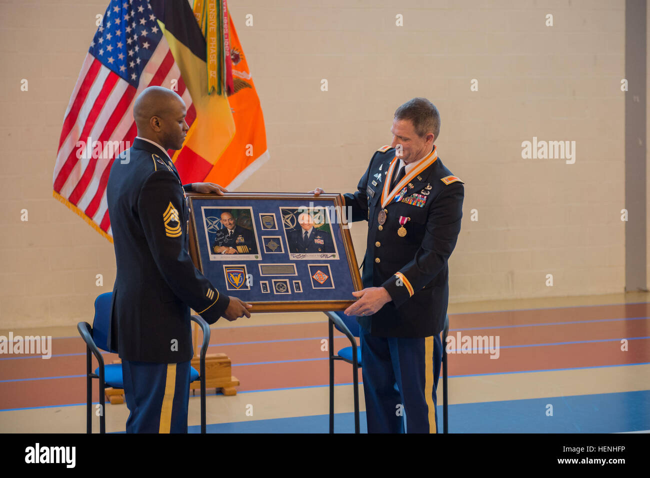 US Army Master Sgt. Carl Carbin, mit 128. Signal Company, 39. Signal Brigade präsentiert Chief Warrant Officer 3 William J. Carter, Supreme Allied Commander, Europa (SACEUR) Commander Kommunikation Team Officer In Charge, ein Souvenir-Plakette von der SACEUR-Kommunikations-Team angeboten und unterzeichnete General Philip M. Breedlove, SACEUR und Admiral James Stavridis, ehemaligen SACEUR, auf Chièvres Luftwaffenstützpunkt Chièvres, Belgien , 30. Mai 2014. (US Army Foto von visuellen Informationen Spezialist Pierre-Etienne Courtejoie veröffentlicht) CW3 William J. Carter Abschiedsfeier unter dem Vorsitz von General Breedlove, SACEUR 14 Stockfoto