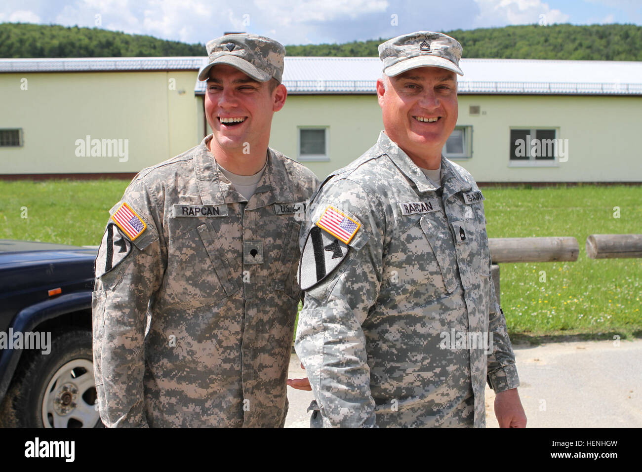 SPC. Nicholas Rapcan, links, und Sgt. 1. Klasse David Rapcan, Recht, zeigen Sie ihren 1. Kavallerie stolz bei Hohenfels Army base, 31. Mai 2014. Sgt. 1. Klasse Rapcan in den Irak zur Unterstützung der Operation Iraqi Freedom im Jahr 2004 und 2009 bereitgestellt. Die älteren Rapcan trug den gleichen 1. Kavallerie-Division Kampf Patch für beide Bereitstellungen. Dieser Patch gab er dann an seinen Sohn Nick, die den Patch in den Irak im Jahr 2010 und dann nach Afghanistan im Jahr 2012 trug. Die Rapcans Witz über wie das Flicken, jetzt fast 10 Jahre alt, wird eines Tages ein Familienerbstück. Cav Familienstolz 140531-A-SJ786-002 Stockfoto