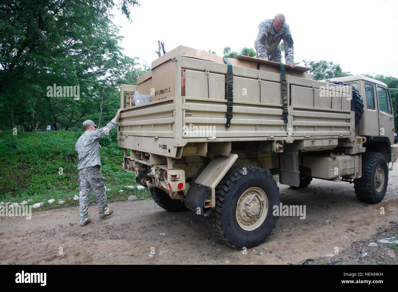 US-Armeesoldaten packen medizinische Versorgung für medizinische Bereitschaft Übung Fortbildungsveranstaltung bei Beyond the Horizon, am Rio Grande, Guatemala, auf 2. Juni 2014. Hinter dem Horizont ist eine jährliche Übung, die die Partnerschaft zwischen den USA und Guatemala umfasst, bieten konzentriert humanitären Hilfe durch verschiedene ärztliche, zahnärztliche und bürgerlichen Action-Programme. (US Armee-Foto von Pfc. Josue Mayorga/freigegeben) Über den Horizont 2014, Guatemala 140602-A-GK700-032 Stockfoto