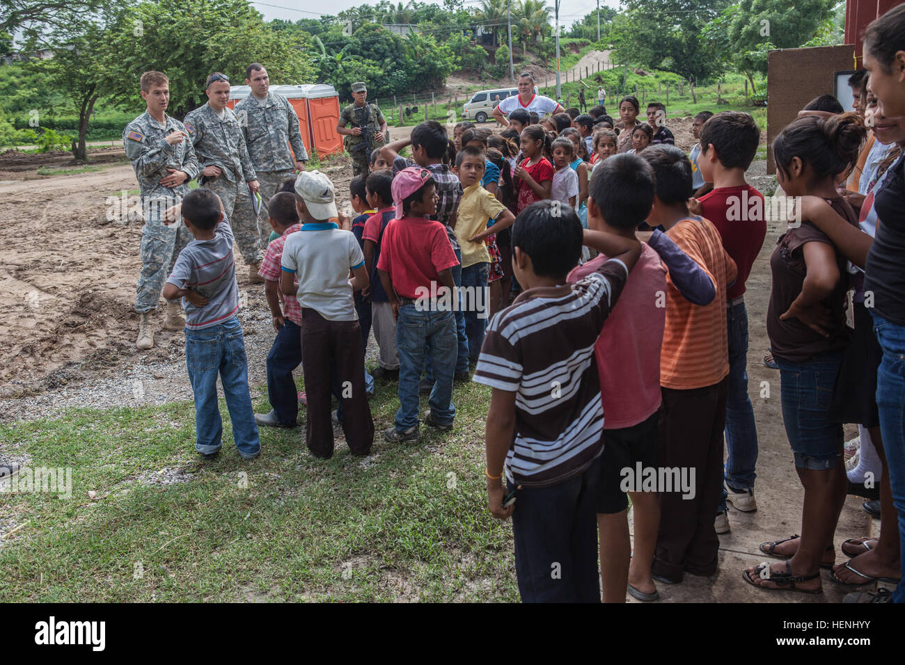 US-Armeesoldaten aus 318th Psychological Operations Company Verhalten follow-up-Assessments für eine medizinische Bereitschaft Übung am 6. Juni 2014 in Zacapa, Guatemala. Als Teil der Task Force Oso ist die Gruppe angeklagt, sammeln von Informationen aus der Öffentlichkeit über Möglichkeiten, um jenseits der Horizonte in Zukunft besser zu machen.  Hinter dem Horizont ist eine jährliche Übung, die die Partnerschaft zwischen den USA und Guatemala umfasst, bieten konzentriert humanitären Hilfe durch verschiedene ärztliche, zahnärztliche und bürgerlichen Action-Programme. (Foto: U.S. Army CPL. Michael Spandau/freigegeben) Darüber hinaus die Stockfoto