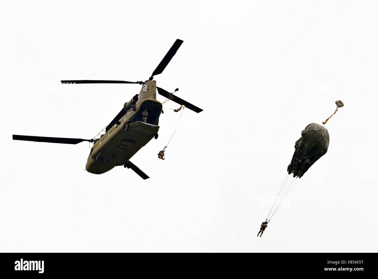 Fallschirmjäger vom 2. Bataillon, 503. Infanterieregiment 173rd Airborne Brigade führen eine zerstreute Betrieb 20. Juni 2014 aus einem 12th Combat Aviation Brigade CH-47 Chinook Hubschrauber an Juliet Drop-Zone in Pordenone, Italien. Die Himmel Soldaten der 173. führte die Operation mit NATO-Verbündeten aus der slowenischen Streitkräfte. (US Army Foto von visuellen Informationen Spezialist Davide Dalla Massara/freigegeben) 173rd Airborne Brigade Sprung training auf Juliet Drop-Zone, Pordenone, Italien 140620-A-DO858-451 Stockfoto