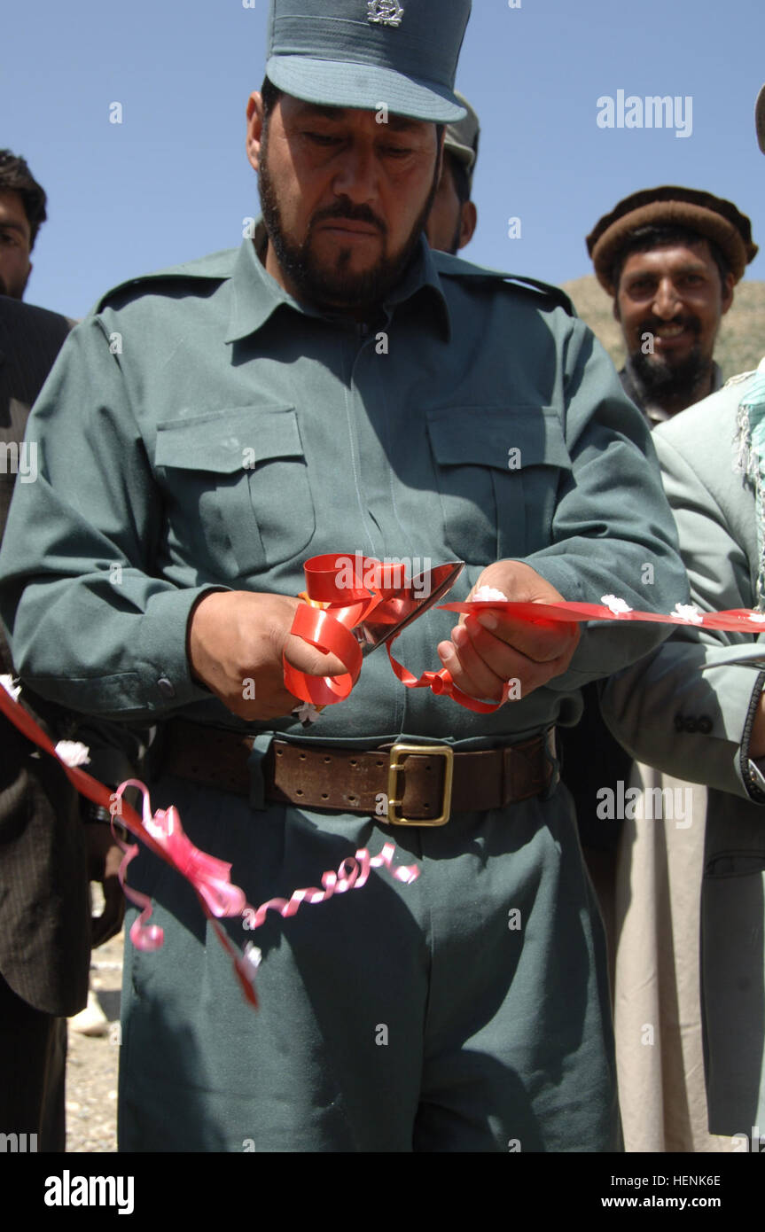 Der lokale Afghanistan Nationalarmee Polizeichef durchschneidet das Band auf eine Banddurchtrennungszeremonie Kennzeichnung der erste Spatenstich für den Bau einer neuen Schule, die in TheTagab District, Provinz Kapisa, Afghanistan, am 1. April 2008 erstellt werden. Die Schule wird von Bagram Provincial Reconstruction Team gefördert. PRT fördert viele Projekte im Bereich, um Kliniken, Schulen und Straßen erweitert, um zu helfen, die afghanischen Menschen wieder Selbstversorgung. (US-Armee Foto/Staff Sgt Tyffani L. Davis) US-Armee in der Provinz Kapisa 89203 Stockfoto