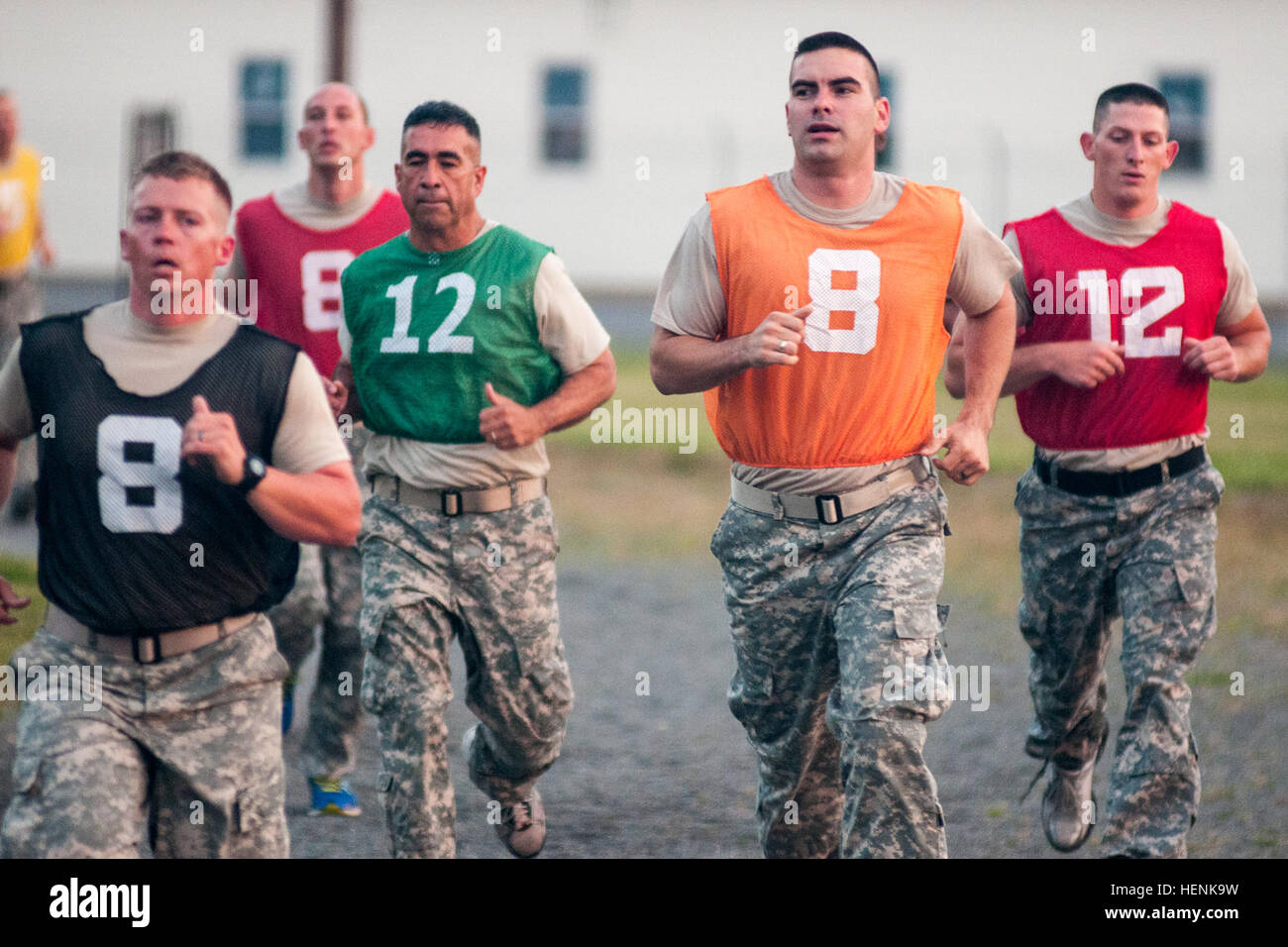 GEMEINSAME Basis MCGUIRE-DIX-LAKEHURST, NJ - mehr als drei Dutzend Armee-Reserve-Soldaten führen den 2-Meilen-Lauf während der Armee körperliche Fitness-Test im Rahmen der 2014 US Army Reserve besten Krieger Wettbewerb Juni hier 23. Der Wettbewerb testet Soldatenräte Ausfallsicherheit und Krieger Fähigkeiten an Veranstaltungen wie der Armee körperliche Fitness-Test, Gewehr M4 und M9 Pistole Qualifikation reicht, Fäuste Combatives, Tag und Nacht Land Navigation, März 10-Kilometer-Ruck, städtische Betriebe und mehrere Geheimnis Veranstaltungen während der Woche. Armee-Reserve-Soldaten lösen körperliche Fitness-Test während der besten Krieger Stockfoto