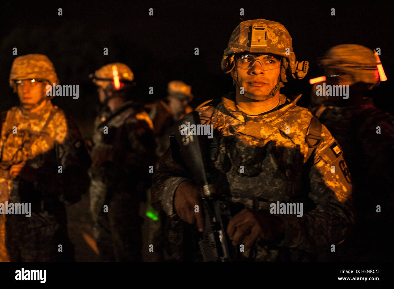 Staff Sgt Franciso Vargas, motor repräsentieren die 807. medizinische Deployment Support Command Sergeant und aus Las Vegas, Nevada, lauscht, letzte Anweisungen vor Beginn der Nacht Land Navigationsereignis beim 2014 US Army Reserve beste Krieger Wettbewerb, 24. Juni, um Joint Base McGuire-Dix-Lakehurst, NJ Die Krieger waren bei 01:00 abgesetzt und hatte vier Stunden zum Plotten und finden ihre Kartenpunkte in völliger Dunkelheit. 2014 US Army Reserve beste Krieger - Nacht Land Navigation 140624-A-XN107-030 Stockfoto