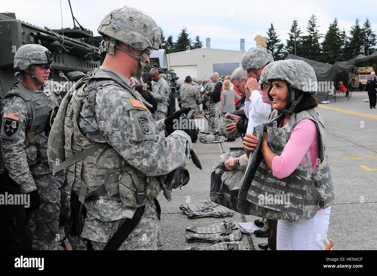 US-Armeesoldaten mit 3-2 Stryker Brigade Combat Team, 7. Infanterie-Division, Outfit zivile Helfer des Secretary Of The Army (CASAs) und ihre Ehepartner mit Schutzausrüstung während einer interaktiven Display-Veranstaltung am Joint Base Lewis-McChord, Washington, 23. Juni 2014. Die 68 CASAs in Anwesenheit repräsentieren Secretary Of The Army John McHugh in verschiedenen Regionen der Vereinigten Staaten. (Foto von US Armee Sgt. Leon Cook, 20. Public Affairs-Abteilung) CASAs treffen am JBLM 140624-A-SF231-016 Stockfoto