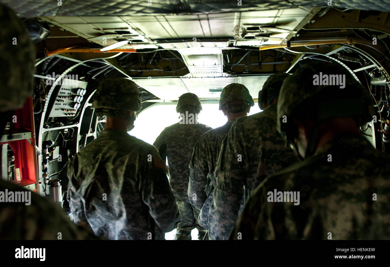 Athleten können Befehle von einem Crew-Chief vor dem Beenden einer CH-47 Chinook an der US-Armee Reserve beste Krieger Wettbewerb 2014 am Joint Base McGuire-Dix-Lakehurst, New Jersey, Juni 24. Der CH-47 Chinook ist eine starke Truppe und Transportflugzeuge zu liefern. Zweiundvierzig Krieger-Bürger aus quer durch die USA gekommen, in USARC BWC, einer mehrtägigen Fortbildungsveranstaltung soll teilnehmenden Soldaten körperlichen, geistigen und taktische Fähigkeiten bestimmen die beste Qualifikation, Soldat und Unteroffizier zur Weiterentwicklung der Abteilung der Armee BWC herausfordern zu konkurrieren. (US Armee-Foto von Sgt. Hect Stockfoto