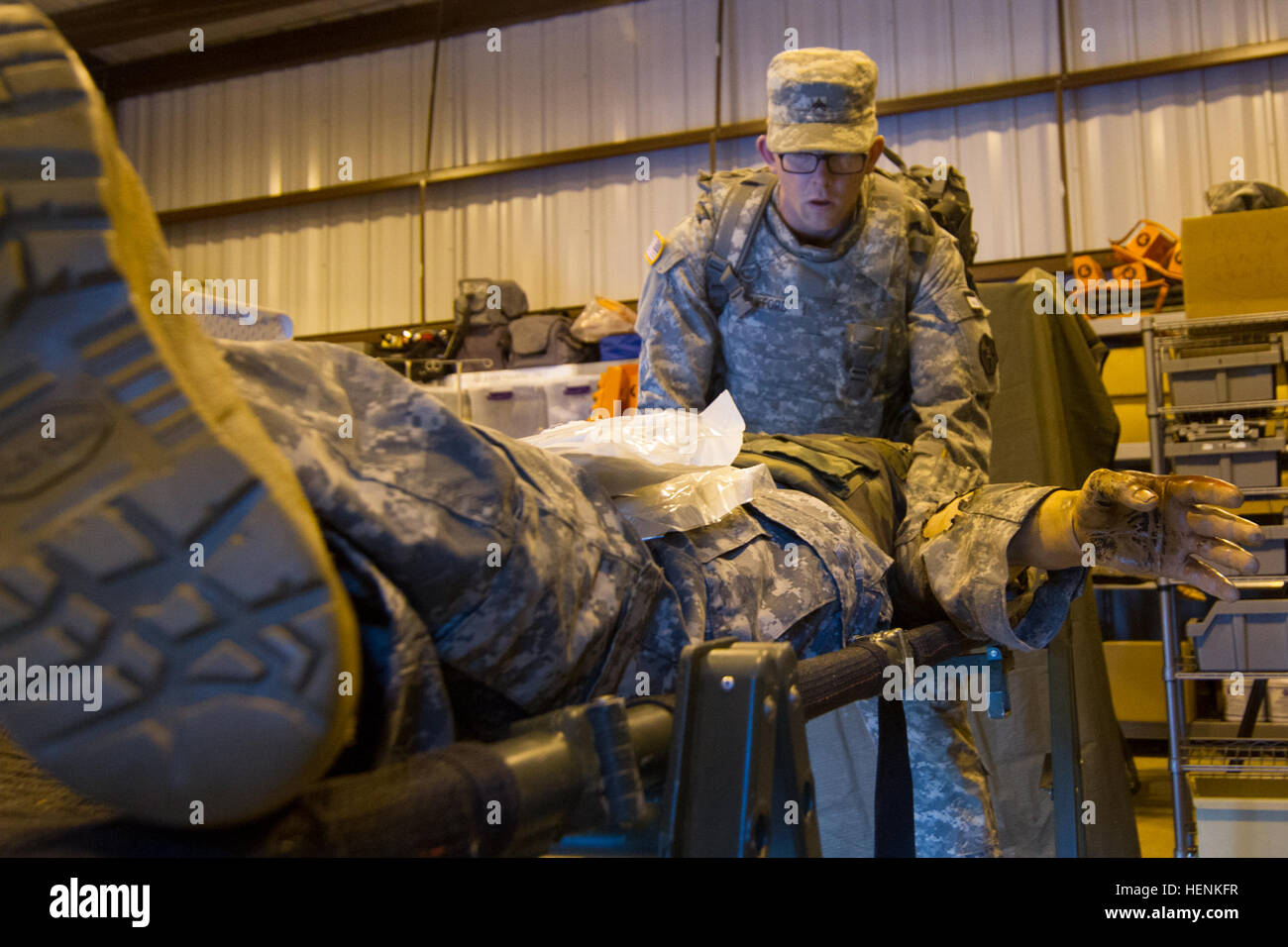 Sgt. Lance J. Clifford, ein intelligenter Analytiker von Headquarters und Headquarters Company, 364th Expeditionary Sustainment Command von Marysville, Washington, führt erste Hilfe bei Verbrennungen an einem Dummy während der US-Armee Reserve beste Krieger Wettbewerb 2014 am Joint Base McGuire-Dix-Lakehurst. Zweiundvierzig Junior trat Soldaten und Unteroffiziere in der Reserve im Wettbewerb an der Veranstaltung, welche Herausforderungen ihre körperlichen, geistigen und taktische Fähigkeiten Reservesoldat und Unteroffizier des Jahres zu gewinnen. Gewinner haben die Chance, die Armee-Reserve bei vertreten die Stockfoto