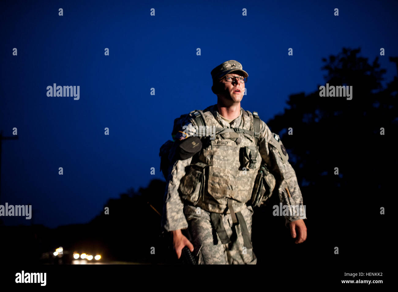 Sgt. Lance Clifford, ein intelligenter Analytiker mit der 364th Expeditionary Sustainment Command von Marysville, Washington, erträgt ein am frühen Morgen Straße marschieren, die acht Meilen erstreckte sich während des Tragens ein 35-Pfund-Ruck und ein Gewehr während der Armee Reserve beste Krieger Wettbewerb 2014 auf gemeinsame Basis McGuire-Dix-Lakehurst, New Jersey, Juni 25. (Foto: US-Armee Sgt. 1. Klasse Michel Sauret) 2014 Army Reserve beste Krieger Wettbewerb 140625-A-TI382-457 Stockfoto