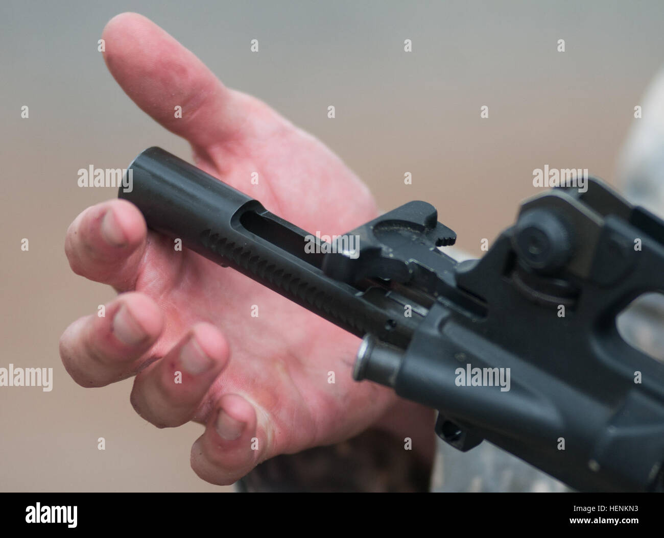Staff Sgt Robert Jones, einen Krieger Führer Kursleiter an der US-Armee NCO Academy hier bereitet in der M4-Gewehr-Qualifikationsturnier in der US Army Reserve beste Krieger Wettbewerb 2014 hier 25 Juni antreten. Der Wettbewerb testet Soldatenräte Ausfallsicherheit und Krieger Fähigkeiten an Veranstaltungen wie der Armee körperliche Fitness-Test, Gewehr M4 und M9 Pistole Qualifikation reicht, Fäuste Combatives, Tag und Nacht Land Navigation, März 10-Kilometer-Ruck, städtische Betriebe und mehrere Geheimnis Veranstaltungen während der Woche. 2014 uns Army Reserve beste Krieger Wettbewerb, M4 Qualifikation 14062 Stockfoto