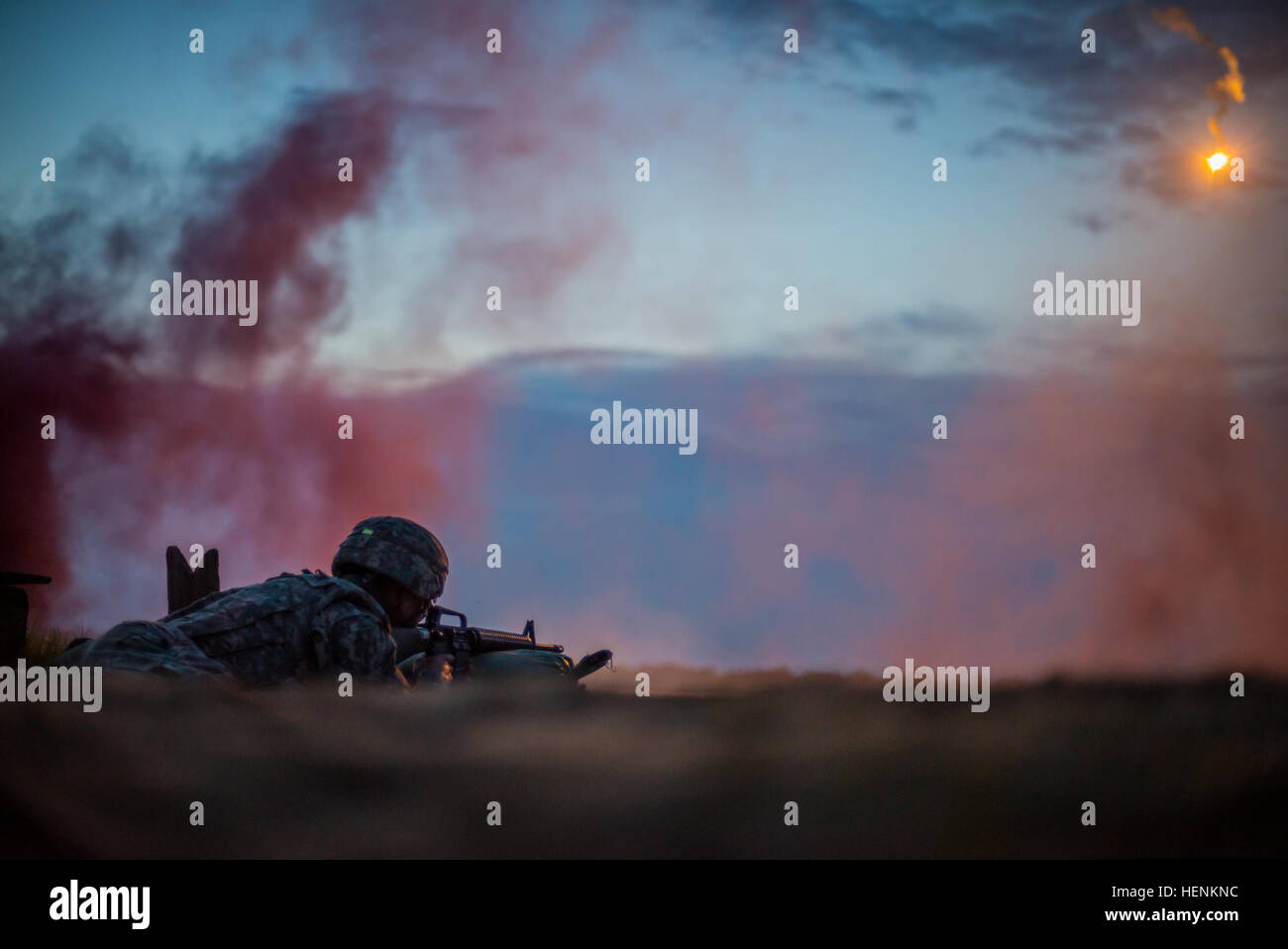US Army Spc. Ian s. Balag, Informationsspezialist Management mit der US Army Pacific Support Unit am Fort Shafter auf Hawaii Feuer gelegen sein M16-Gewehr während der Nacht Qualifikationsturnier des 2014 Army Reserve beste Krieger Wettbewerbs am Joint Base McGuire-Dix-Lakehurst, New Jersey, 25. Juni 2014. Die Konkurrenz gegeneinander Soldaten von jedem Befehl der Armee-Reserve, testen ihre körperliche und geistige wissen, Fähigkeiten und Fertigkeiten der Armee Krieger Aufgaben.  (Foto: US-Armee Sgt. 1. Klasse Mark Burrell/freigegeben) US Army Spc. Ian s. Balag, Informationsspezialist management Stockfoto