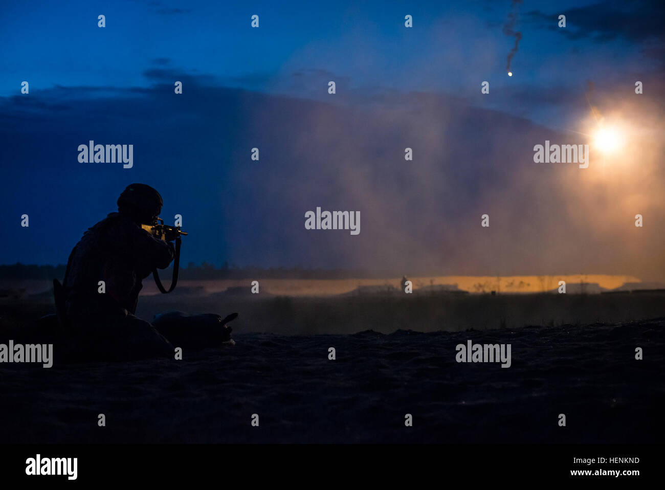 SPC. Ian s. Balag, eine Information-Management-Spezialist mit der US-Armee Support Unit Pacific befindet sich in Fort Shafter auf Hawaii kniet um seine M16-Gewehr in der Nacht-Qualifikationsturnier beim 2014 Army Reserve beste Krieger-Wettbewerb am Joint Base McGuire-Dix-Lakehurst, New Jersey, Juni 25 Feuer. Der Wettbewerb Gruben Soldaten von jedem Befehl der Armee-Reserve gegen einander, testen ihre körperliche und geistige wissen, Fähigkeiten und Fertigkeiten der Armee Krieger Aufgaben. (Foto: US-Armee Sgt. 1. Klasse Mark Burrell) Nacht Feuer Qualifikation 2014 USAR besten Krieger 140625-A-GX923-076 Stockfoto
