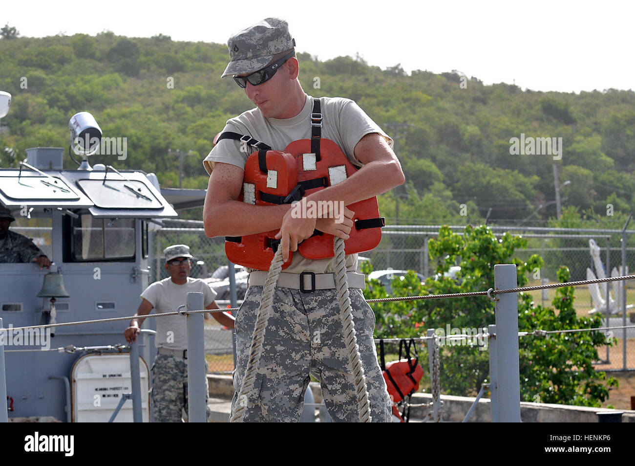 Bürger-Soldaten der Puerto Rico National Guard zugewiesen, das Landing Craft ablösen, 191. regionale Selbsthilfegruppe, navigieren Sie an Bord ein Landungsboot Maschine (LCM), Vieques, Puerto Rico. Pvt. Giorgio Rondon, ein 88K Wasserfahrzeug Operator und Pfc. Jose Roque, ein 88L Wasserfahrzeug Ingenieur, Sgt. Carlos Seguinot und Sgt. Daniel Acosta, 88K Steuermann (Kapitän des Bootes), bei der Manövrieren der LCM im Hafen von Ceiba, Puerto Rico, vor dem Start. (Foto: Sgt. Pablo Pantoja, Joint Force Headquarters Public Affairs, PRNG Nationalgarde) Landing Craft Maschine zieht, Vieques, Puerto Ri Stockfoto