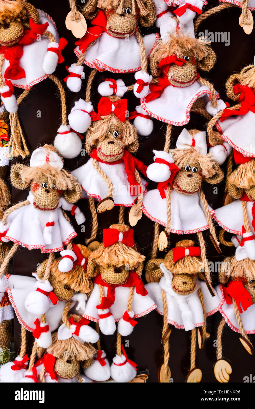 Süße handgemachte Spielzeug Affen Hut rot weißes Kleid. Stockfoto