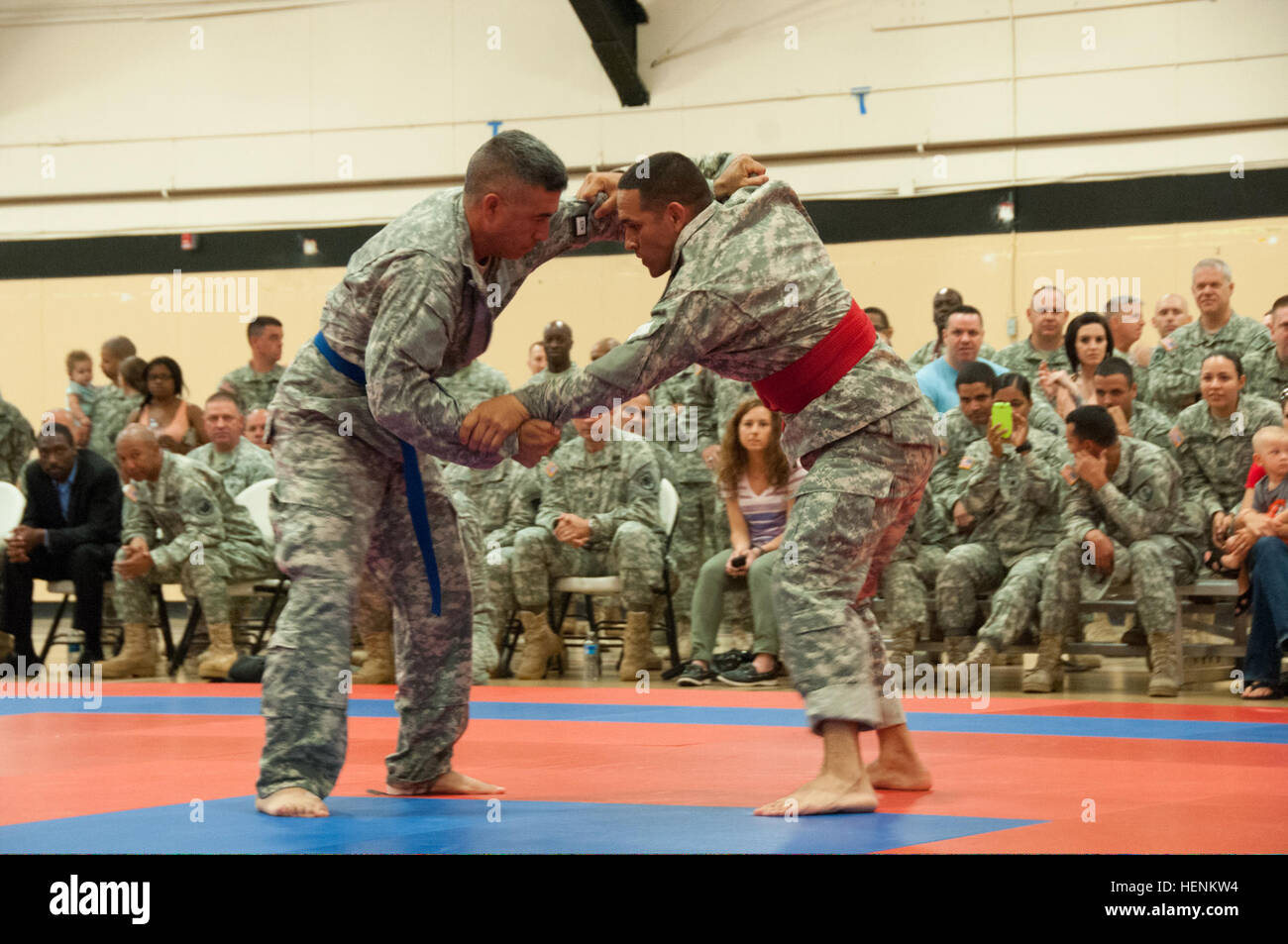 US Army Staff Sgt Victor Ramos, links, und Sgt. Julio Lopez Greifer in der ersten Runde des Turniers kämpferisch während der Armee Reserve beste Krieger Wettbewerb 2014 am Joint Base McGuire-Dix-Lakehurst, New Jersey, 26. Juni 2014.  (Foto: US-Armee Sgt. 1. Klasse Lymari Sanchez/freigegeben) US Army Staff Sgt Victor Ramos, links, und Sgt. Julio Lopez Greifer in der ersten Runde des Turniers kämpferisch während der Armee Reserve beste Krieger Wettbewerb 2014 am Joint Base McGuire-Dix-Lakehurst 140626-A-TY714-026 Stockfoto
