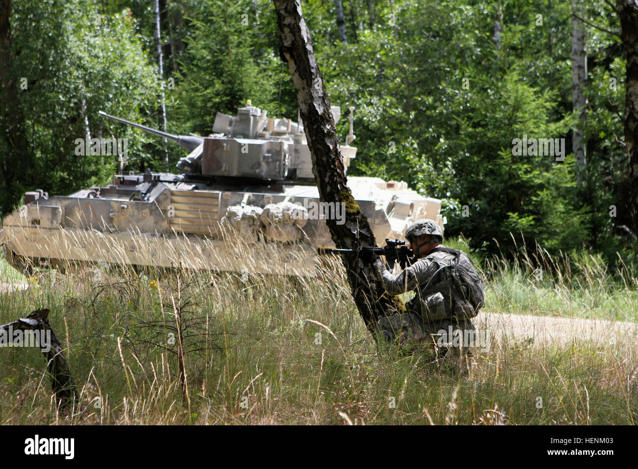 Ein Soldat mit Firma A, 2. Bataillon, 5. Kavallerie-Regiment, 1st Brigade Combat Team engagiert sich 1. Kavallerie-Division, dass Ziele während einer Bradley Fighting Vehicle Overwatch während der verbundenen Waffen scharfer Munition bietet in Grafenwöhr Army Base, Deutschland, Juni 27 ausüben. Bradley Overwatch 140627-A-SJ786-013 Stockfoto