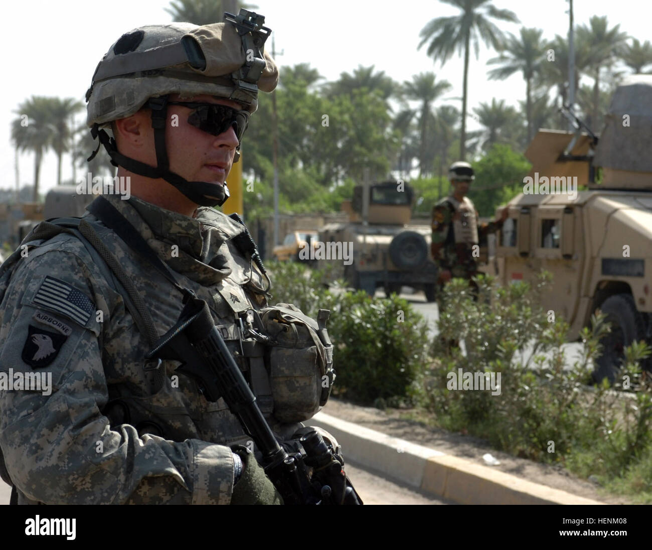 Sgt. John Ford, ein Eingeborener von Magnolia, Arche, zieht Sicherheit während der Inspektion eines Checkpoint in Kadhamiyah April 4. Koalition und irakische Sicherheitskräfte weiterhin in Kadhamiyah präsent wo kämpfen vor eine Woche brach zwischen Koalitionstruppen und spezielle Gruppen, die in der Gegend. Ford serviert mit 4. Platoon, Firma D, 1. Bataillon, 502. Infanterieregiment, 2nd Brigade Combat Team, 101st Airborne Division (Air Assault), Multi-National Division - Bagdad. (US Armee-Foto von Sgt. James P. Hunter, 2. BCT PAO, 101. Abn. Div., MND-B) MND-B Soldaten präsent, ich überprüfen Stockfoto