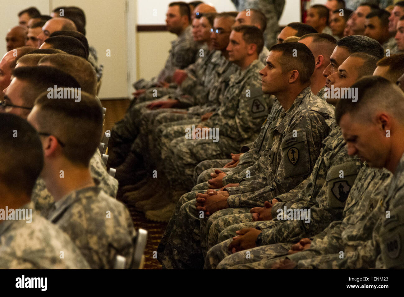Unteroffizier 2014 Army Reserve beste Krieger Wettbewerbs-Gewinner Staff Sgt Landon Nordby, ein Offizier der Militärpolizei und ein Ranger mit dem 200. Militärpolizei Befehl sitzt und wartet gespannt auf seinen Namen am Joint Base McGuire-Dix-Lakehurst, New Jersey, Juni 27 aufgerufen werden. Zweiundvierzig Krieger-Bürger aus quer durch die USA gekommen, um in der USARC BWC, einer mehrtägigen Fortbildungsveranstaltung soll teilnehmenden Soldaten körperlichen, geistigen und taktische Fähigkeiten bestimmen die beste Qualifikation, Soldat und Unteroffizier für den Aufstieg in die Abteilung der Armee herausfordern zu konkurrieren Stockfoto