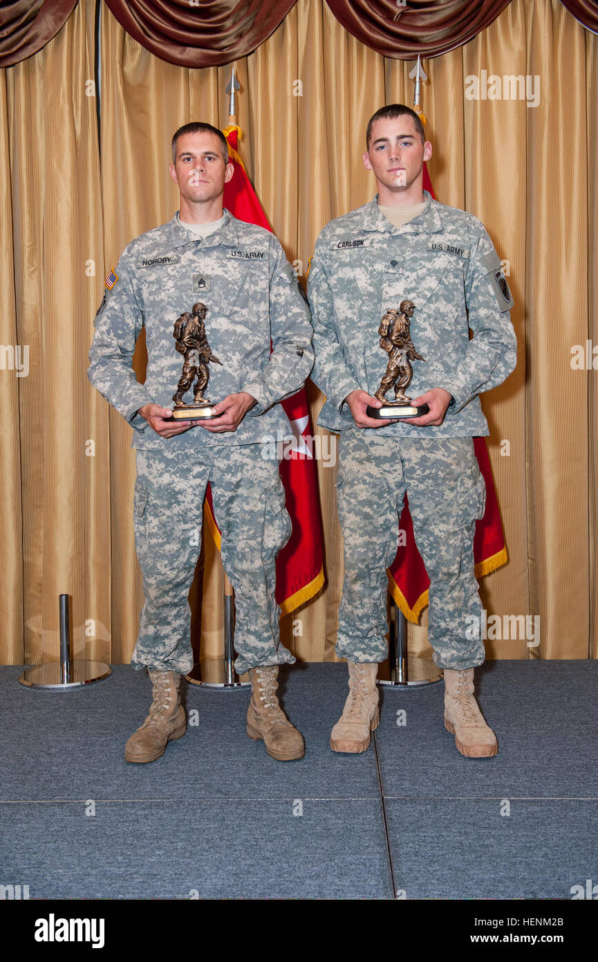Stehen Sie US Army Staff Sgt Landon Nordby, links, mit dem 200. Militärpolizei-Befehl, der Gewinner der Kategorie Unteroffizier und Spc. Keegan Carlson, mit der US-Armee zivile Angelegenheiten psychologische Operations Command, Gewinner der Kategorie junior eingetragenen mit ihren Trophäen bei der Preisverleihung der 2014 Army Reserve besten Krieger Wettbewerb am Joint Base McGuire-Dix-Lakehurst, N.J. , 27. Juni 2014.  (Foto: US-Armee Sgt. 1. Klasse Michel Sauret/freigegeben) US Army Staff Sgt Landon Nordby, links, mit dem 200. Militärpolizei-Befehl, den Gewinner der noncommissione Stockfoto