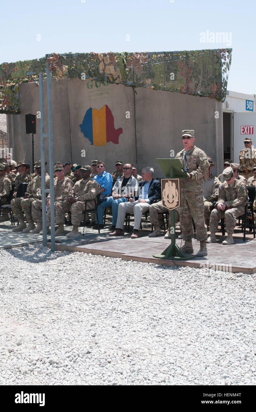 Generalmajor Paul J. LaCamera, Kommandierender general des Regional Command (Süden) und 4. US-Infanteriedivision, befasst sich mit rumänischen Soldaten während ihrer End-of-Operations Zeremonie am Kandahar Flugplatz, Afghanistan, Juni 29.  LaCamera dankte die Soldaten der rumänischen 20. Infanterie-Bataillon, Black Scorpions, für ihre Arbeit, die Reinigung der Straßen von improvisierten Sprengkörpern in RC (S). (Foto: U.S. Army Spc. Ariel J. Solomon) Rumänischer Ministerpräsident besucht Black Scorpions anlässlich wichtigen Übergang 140629-A-JA114-005 Stockfoto