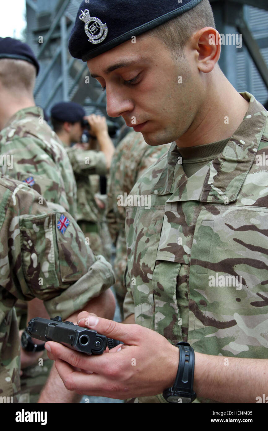 Britische Armee Royal Military Academy Sandhurst Cadet Maverick Scerri hält eine deutsche HK 9mm Pistole auf Truppenübungsplatz Grafenwöhr, US-Armee 7. Armee Joint Multinational Training Command, Juli 7. Sandhurst Kadetten nahmen an Tag eins ihrer zweiwöchigen endgültigen Ausübung mit einer statischen Darstellung der amerikanischen und deutschen Armeeausrüstung. Fünfzig Kadetten West Point Military Academy, die gemeinsame Ausbildung mit den britischen Schülern durchführen, trat die Sandhurst Kadetten nächster 117, Ausrüstung, zu sehen, die ebenfalls eine US Stryker, deutsche Leopard-Panzer und deutsche Waffen enthalten. Die Übung umfasst live-Tanne Stockfoto