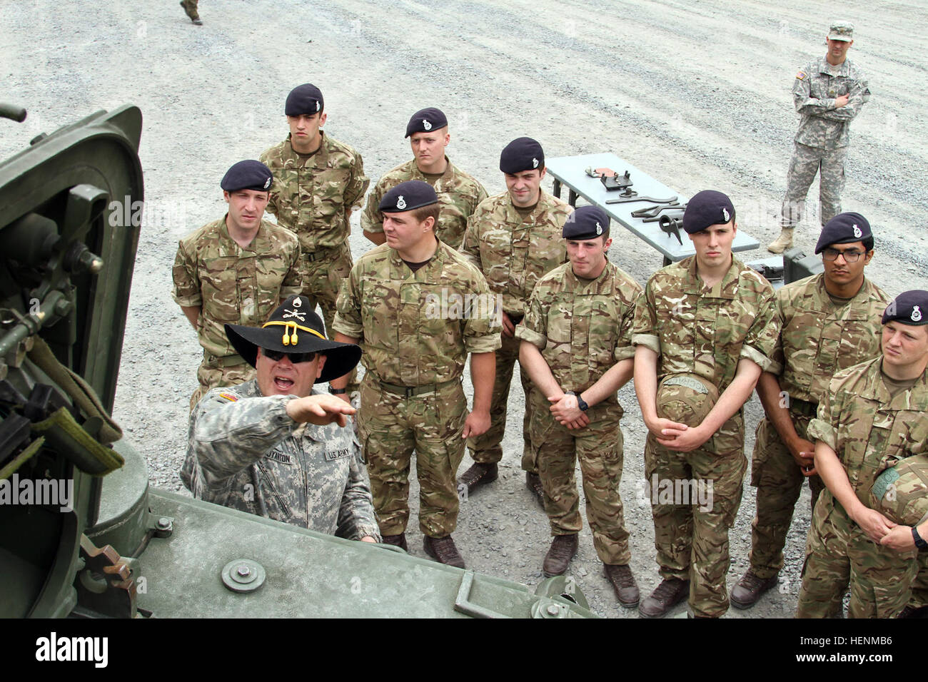 US Army Staff Sgt Leslie Boyanton mit 3. Geschwader, 2. Kavallerie-Regiment und Marathon, Florida, native, erklärt die Funktionen von der US-Armee Stryker britische Armee Royal Military Academy Sandhurst Kadetten an der US-Armee 7. Armee gemeinsame Multinational Training Command, auf Truppenübungsplatz Grafenwöhr, 7 Juli. Sandhurst Kadetten nahm an Tag eins ihrer zweiwöchigen final-Feld Ausübung mit eine statische Anzeige von einem US-Stryker deutsche Leopard-Panzer und deutsche Waffen. Fünfzig Kadetten West Point Military Academy, die gemeinsame Ausbildung mit den britischen Studenten führen, schloss sich den Sand Stockfoto