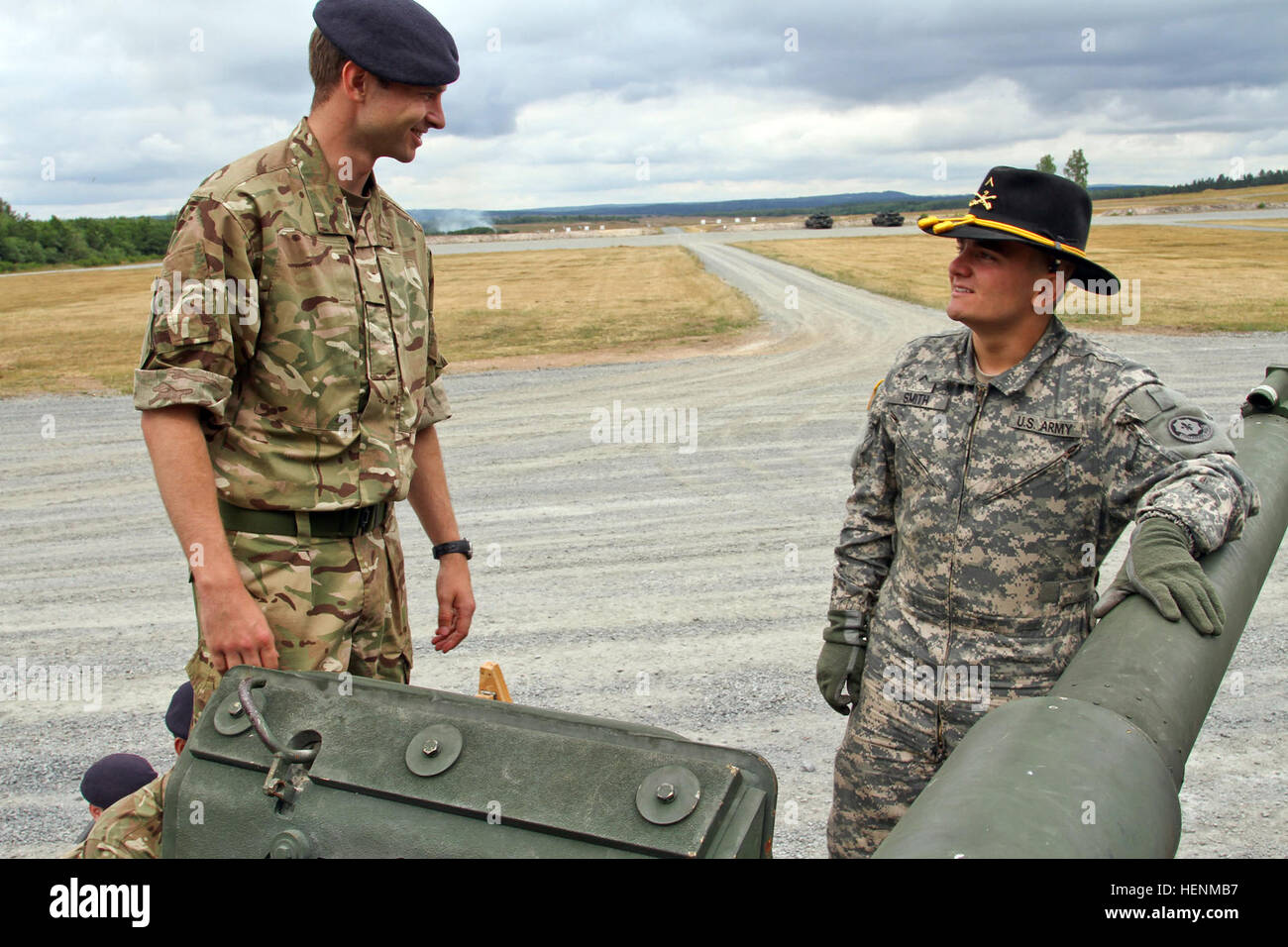 Britische Armee Royal Military Academy Sandhurst Cadet Angus buttrig beschreibt die US Stryker-Fähigkeiten mit Cypress, Kalifornien, native Pvt. Brian Smith, 3. Staffel, 2. Kavallerie-Regiment in der US-Armee 7. Armee gemeinsame Multinational Training Command, auf Truppenübungsplatz Grafenwöhr, 7 Juli. Sandhurst Kadetten nahmen an Tag eins ihrer zweiwöchigen final-Feld Ausübung mit einer statischen Darstellung der amerikanischen und deutschen Armeeausrüstung. Fünfzig Kadetten West Point Military Academy, die gemeinsame Ausbildung mit den britischen Studenten führen, trat die Sandhurst Kadetten nächster 117, Ausrüstung, zu sehen, Stockfoto