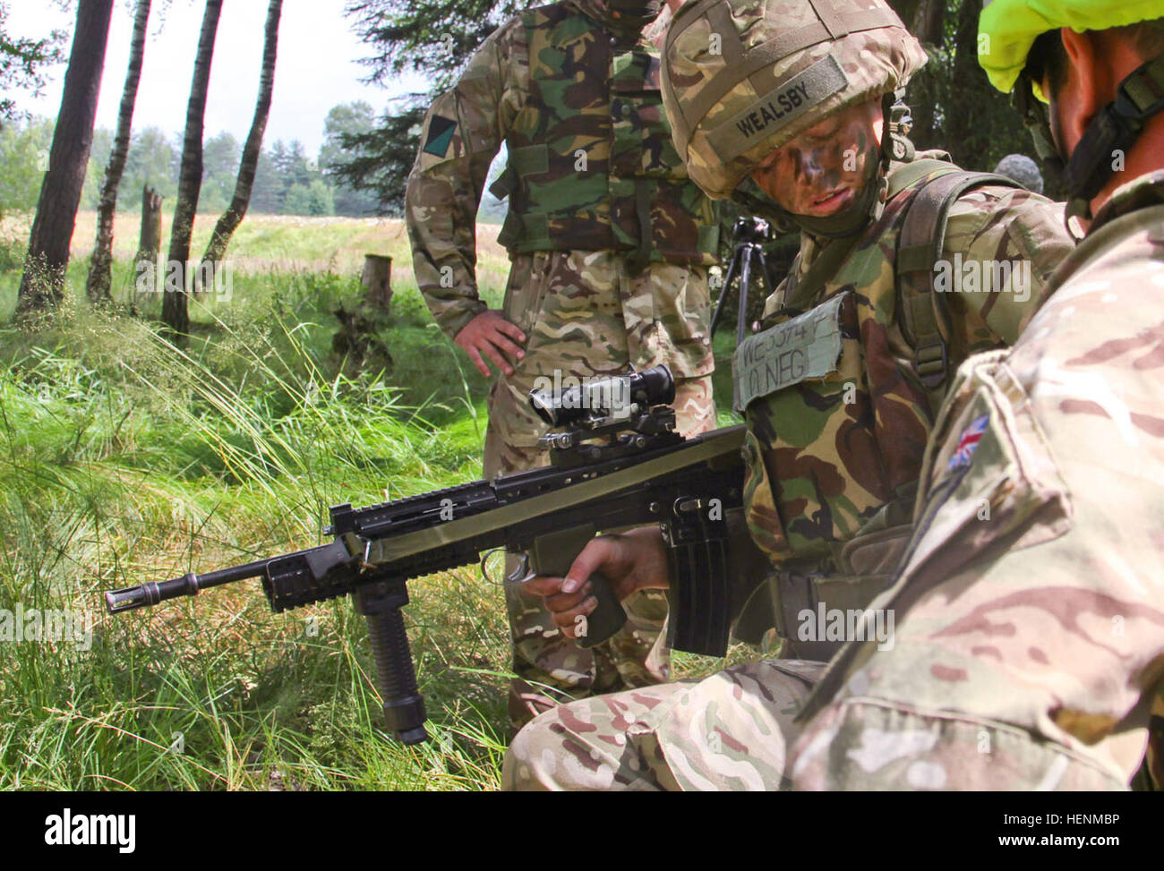 Britische Armee Royal Military Academy Sandhurst Kadett Laura Wealsby beteiligt sich an der individuellen live-Feuer-Bewegungstraining. Sandhurst und Military Academy in West Point Kadetten absolvierte ihren zweiten Tag einer gemeinsamen zweiwöchigen Feld Übung mit live-Heißausbildung. Die Übung bestand aus einzelnen und Kader Bewegungen auf Palette 204 auf dem Truppenübungsplatz Grafenwöhr in der US-Armee 7. Armee Joint Multinational Training Command, Juli 8. Kadetten aus Sandhurst sind ihre letzte Feld Übung und 50 West Point Kadetten sind Lehrabschluss Leadership Entwicklung in einer Übung Stockfoto