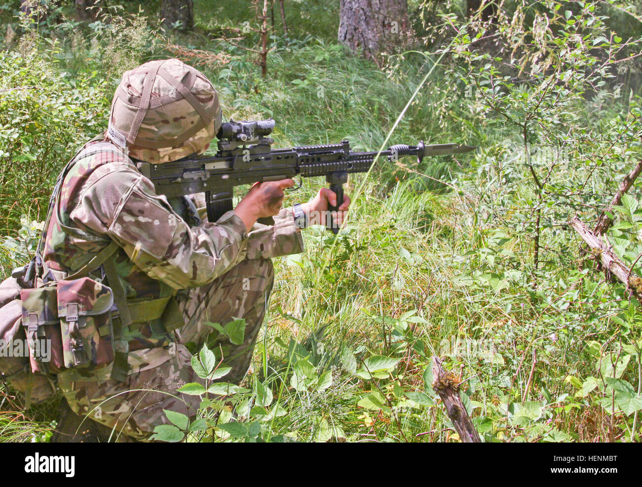 Britische Armee Royal Military Academy Sandhurst Kadett Laura Wealsby beteiligt sich an der individuellen live-Feuer-Bewegungstraining. Sandhurst und Military Academy in West Point Kadetten absolvierte ihren zweiten Tag einer gemeinsamen zweiwöchigen Feld Übung mit live-Heißausbildung. Die Übung bestand aus einzelnen und Kader Bewegungen auf Palette 204 auf dem Truppenübungsplatz Grafenwöhr in der US-Armee 7. Armee Joint Multinational Training Command, Juli 8. Kadetten aus Sandhurst sind ihre letzte Feld Übung und 50 West Point Kadetten sind Lehrabschluss Leadership Entwicklung in einer Übung Stockfoto