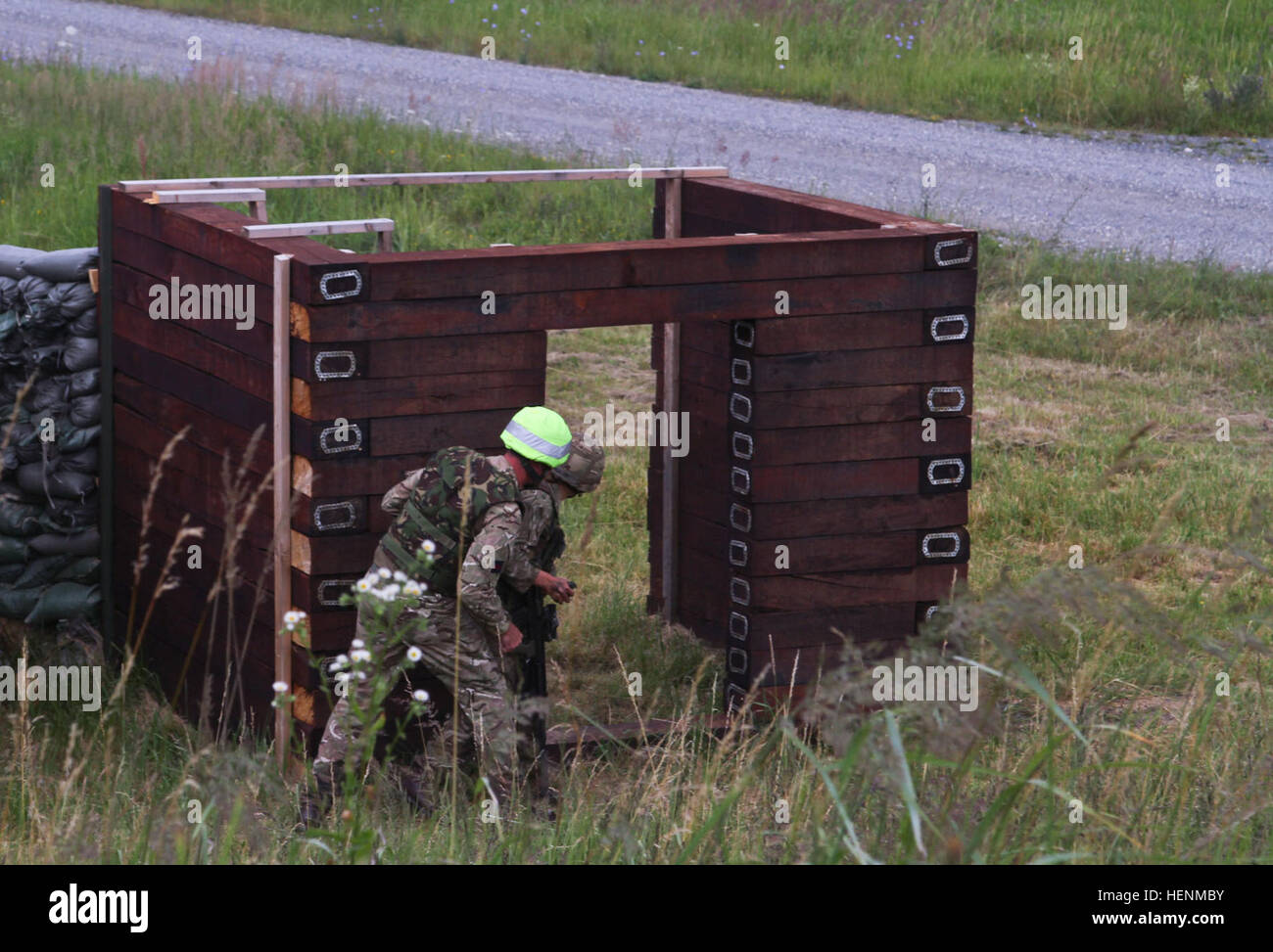 Britische Armee Royal Military Academy Sandhurst Kadett Laura Wealsby bereitet sich auf eine Granate werfen in einem Gebäude während der einzelnen live-Feuer-Bewegungstraining. Sandhurst und Military Academy in West Point Kadetten absolvierte ihren zweiten Tag einer gemeinsamen zweiwöchigen Feld Übung mit live-Heißausbildung. Die Übung bestand aus einzelnen und Kader Bewegungen auf Palette 204 auf dem Truppenübungsplatz Grafenwöhr in der US-Armee 7. Armee Joint Multinational Training Command, Juli 8. Kadetten aus Sandhurst sind ihre letzte Feld Übung und 50 West Point Kadetten absolvieren ihre Führung-Entwicklung Stockfoto