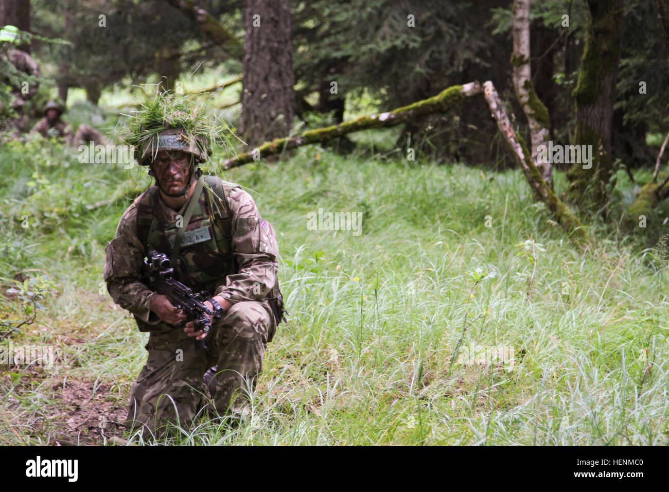 Britische Armee Royal Military Academy Sandhurst jüngsterer Sohn Hugo Fraser wartet seinerseits das individuelle Leben Feuer-Training abgeschlossen. Sandhurst und Military Academy in West Point Kadetten absolvierte ihren zweiten Tag einer Jint zweiwöchigen Feld Übung mit live-Heißausbildung. Die Übung bestand aus einzelnen und Kader Bewegungen auf Palette 204 auf dem Truppenübungsplatz Grafenwöhr in der US-Armee 7. Armee Joint Multinational Training Command, Juli 8. Kadetten aus Sandhurst sind ihre letzte Feld Übung und 50 West Point Kadetten sind Lehrabschluss Leadership Entwicklung in einer Übung t Stockfoto