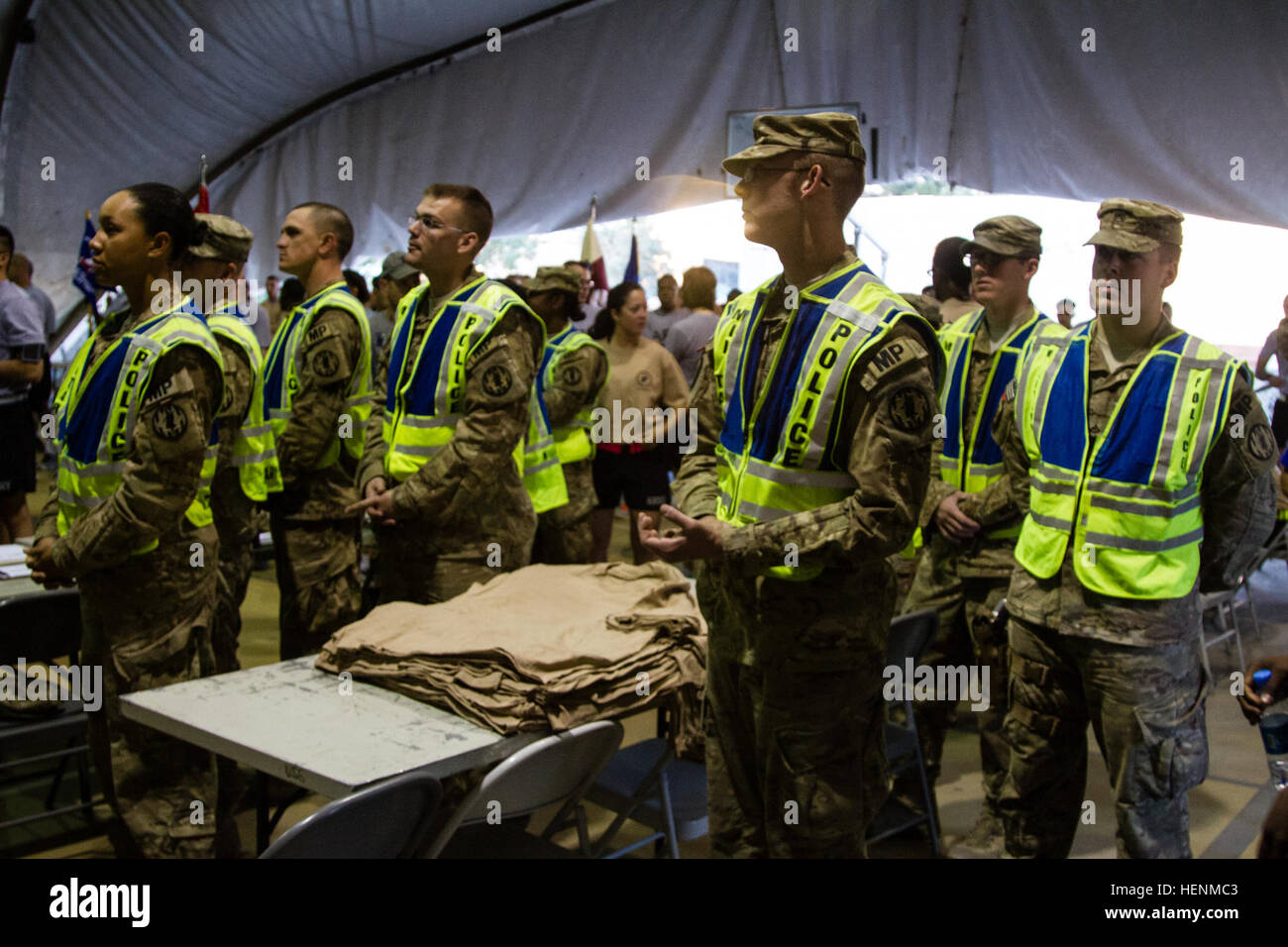 Mitglieder der 202. Military Police Company, von Fort Bliss, Texas, nehmen einen Moment der Stille zu erinnern, ihre gefallenen Kameraden vor ihrer Erinnerung bei Bagram Air Field, Afghanistan, 8. Juli 2014 laufen. (Foto von Master Sgt. Kap Kim, kombinierte gemeinsame Task Force-10 Public Affairs) (Freigegeben) Bereitgestellte MPs Ehren gefallenen 140708-A-DS387-012 Stockfoto