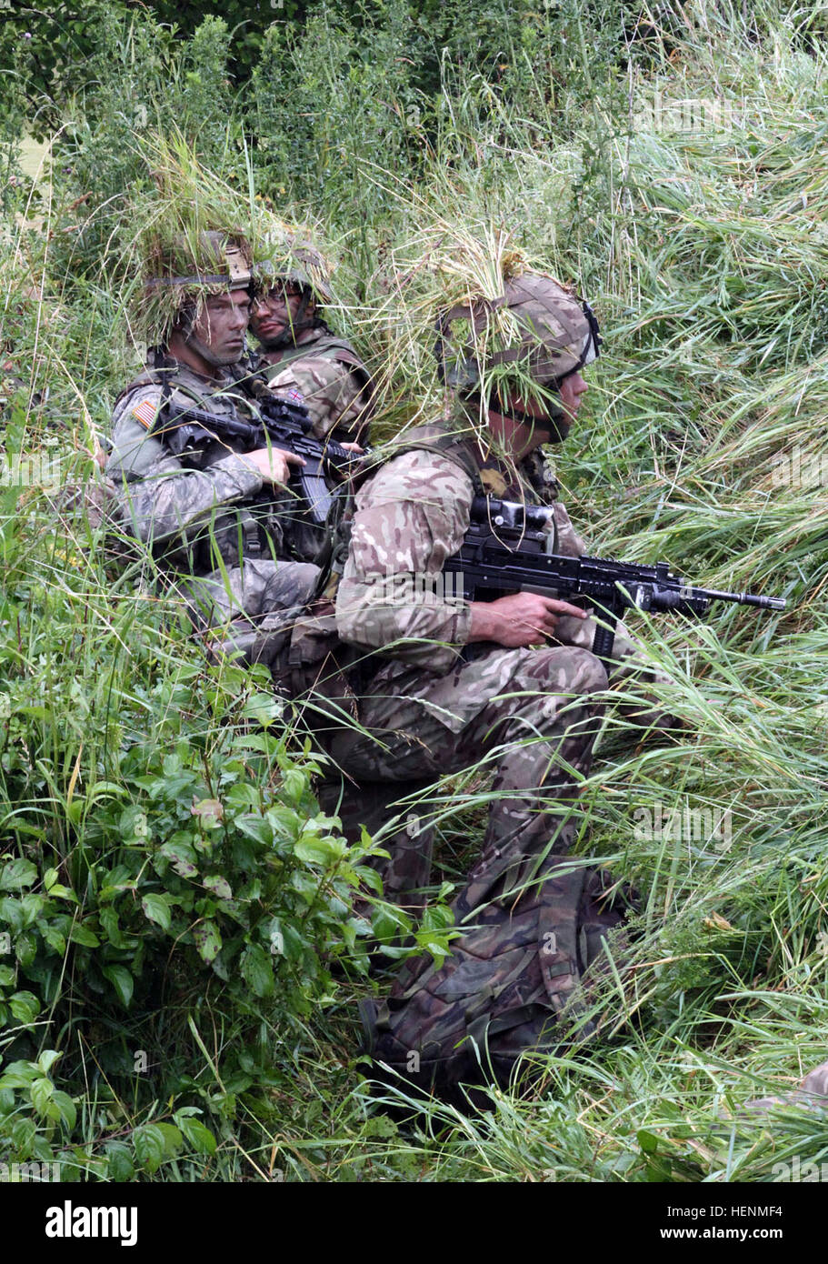 Britische Armee Royal Military Academy Sandhurst und US Military Academy in West Point Kadetten führen gemeinsame Ausbildung an der US-Armee 7. Armee gemeinsame Multinational Training Command Grafenwöhr Truppenübungsplatz mit live-Feuer-Zug Manöver, 10.Juli. Kadetten aus Sandhurst führen ihre letzte Übung, bevor sie die Akademie Absolvent. Kadetten in West Point vollenden ihre Entwicklung Führungstraining mit Sandhurst Kadetten über einen Zeitraum von zwei Wochen in Deutschland. Die erste Woche fand in Grafenwöhr mit live-Feuer-Übungen. Die zweite Woche statt findet im Hohenfels T Stockfoto