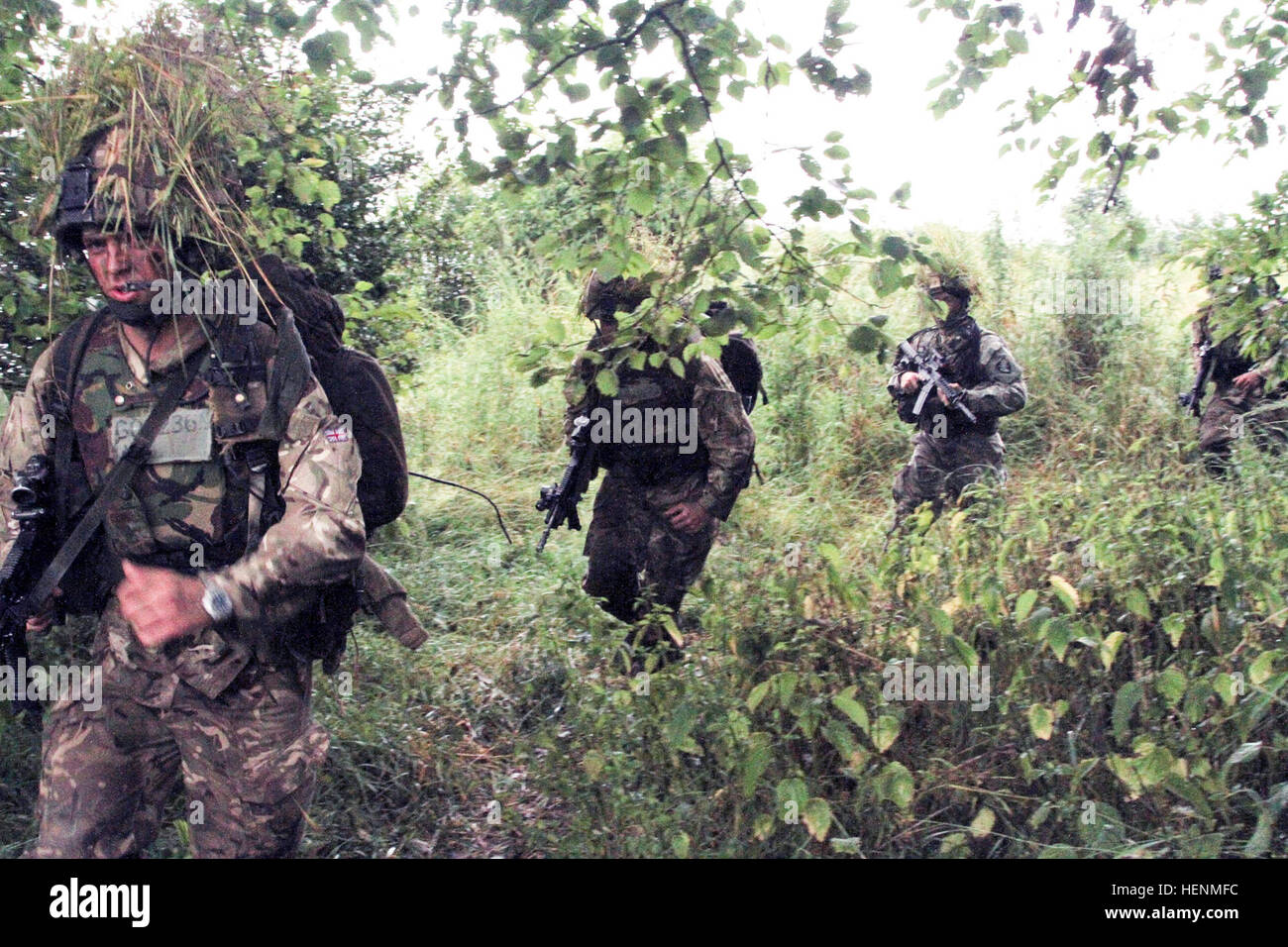Britische Armee Royal Military Academy Sandhurst und US Military Academy in West Point Kadetten führen gemeinsame Ausbildung an der US-Armee 7. Armee gemeinsame Multinational Training Command Grafenwöhr Truppenübungsplatz mit live-Feuer-Zug Manöver, 10.Juli. Kadetten aus Sandhurst führen ihre letzte Übung, bevor sie die Akademie Absolvent. Kadetten in West Point vollenden ihre Entwicklung Führungstraining mit Sandhurst Kadetten über einen Zeitraum von zwei Wochen in Deutschland. Die erste Woche fand in Grafenwöhr mit live-Feuer-Übungen. Die zweite Woche statt findet im Hohenfels T Stockfoto