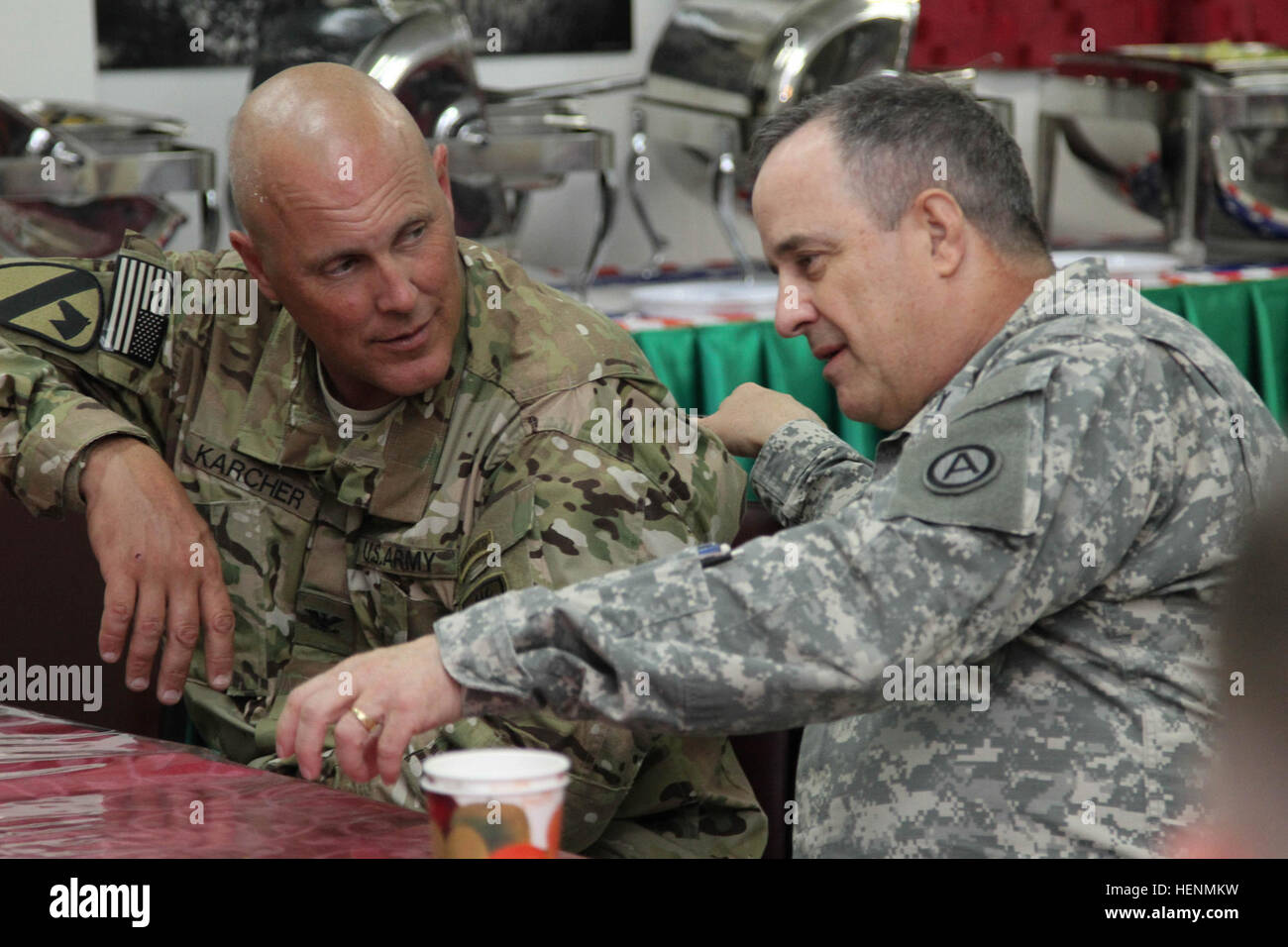 Kol. Tim Karcher, Stabschef der US Army Operational Test Command, im Gespräch mit Major General Ken Roberts, US Army Central Chief of Operations bei der Speisesaal Anlage am Camp Arifjan, Kuwait, 13. Juli 2014, nach seiner Rückkehr aus Afghanistan für Betrieb richtige Ausfahrt. Karcher, ein Eingeborener von Harker Heights, Texas, diente in der Armee seit mehr als 20 Jahren und den Einsatz von drei Mal zur Unterstützung der Operation Iraqi Freedom. Bei seinem dritten Einsatz im Juni 2009 fiel sein Fahrzeug eine explosionsartig gebildeten Penetrator, wodurch die Amputation der Beine oberhalb des Knies. (US Armee-Foto von Sg Stockfoto