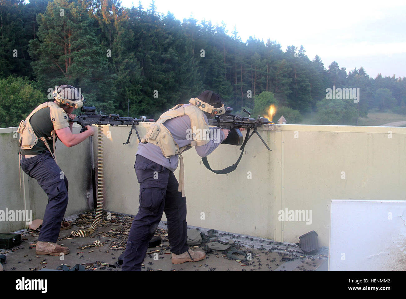 Britische Armee Royal Military Academy Sandhurst und US Military Academy in West Point Kadetten wachte vor Sonnenaufgang, Dorf-Clearing Manöver am Truppenübungsplatz Hohenfels, 15. Juli 2014 anzugehen. Die Kadetten haben seit dem 7. Juli in der US-Armee 7. Armee gemeinsame Multinational Training Command in Grafenwöhr und Hohenfels Übungsplätze trainiert. Sandhurst Kadetten absolvieren ihre letzte Übung vor Graduierung und der West Point Kadetten ihre Ausbildung von Führungskräften Entwicklung abgeschlossen werden. (Foto: US-Armee Sgt. Christina M. Dion, 319th Mobile Public Affairs-Abteilung) Sandhurst, Stockfoto