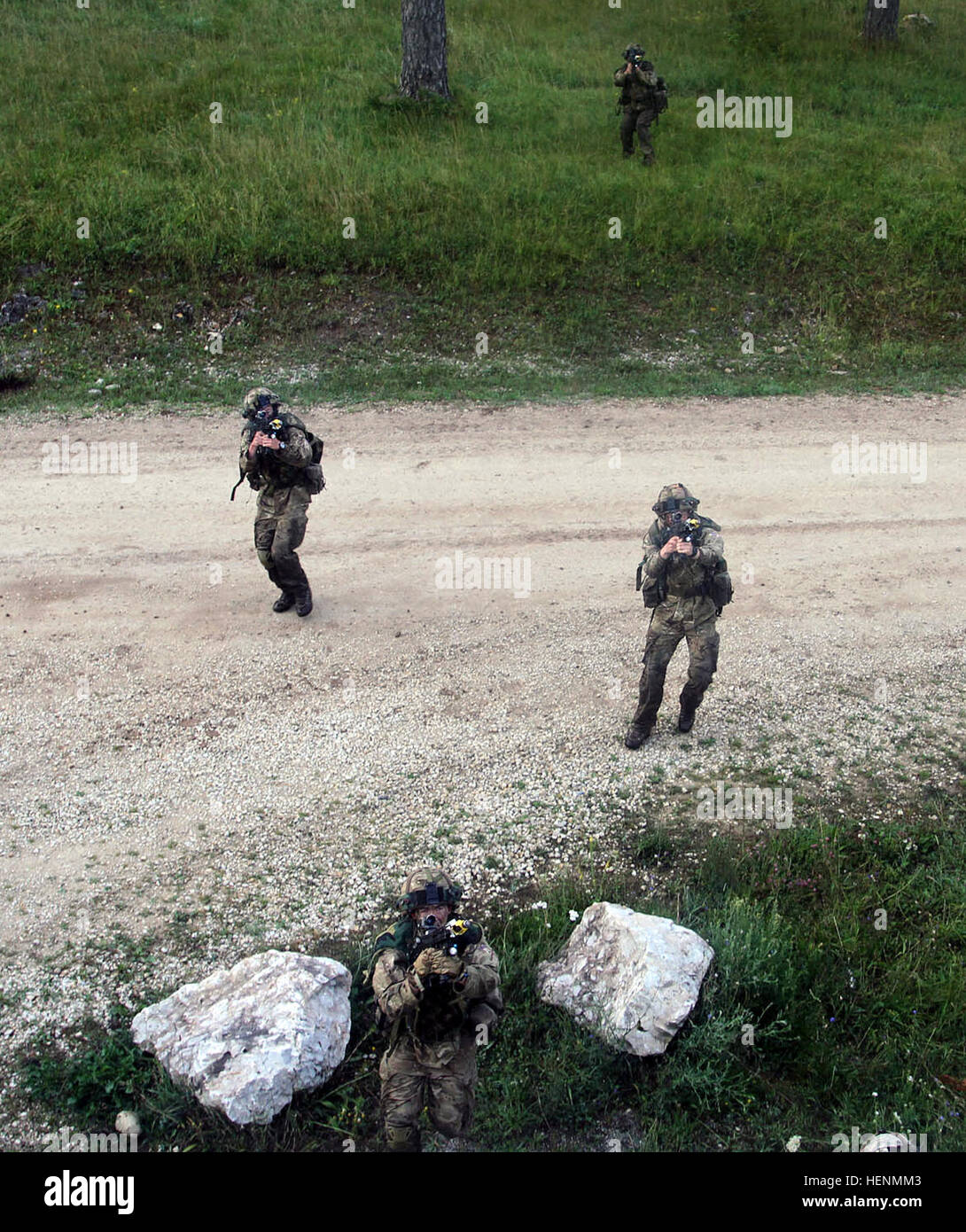 Britische Armee Royal Military Academy Sandhurst und US Military Academy in West Point Kadetten wachte vor Sonnenaufgang, Dorf-Clearing Manöver am Truppenübungsplatz Hohenfels, 15. Juli 2014 anzugehen. Die Kadetten haben seit dem 7. Juli in der US-Armee 7. Armee gemeinsame Multinational Training Command in Grafenwöhr und Hohenfels Übungsplätze trainiert. Sandhurst Kadetten absolvieren ihre letzte Übung vor Graduierung und der West Point Kadetten ihre Ausbildung von Führungskräften Entwicklung abgeschlossen werden. (Foto: US-Armee Sgt. Christina M. Dion, 319th Mobile Public Affairs-Abteilung) Sandhurst, Stockfoto