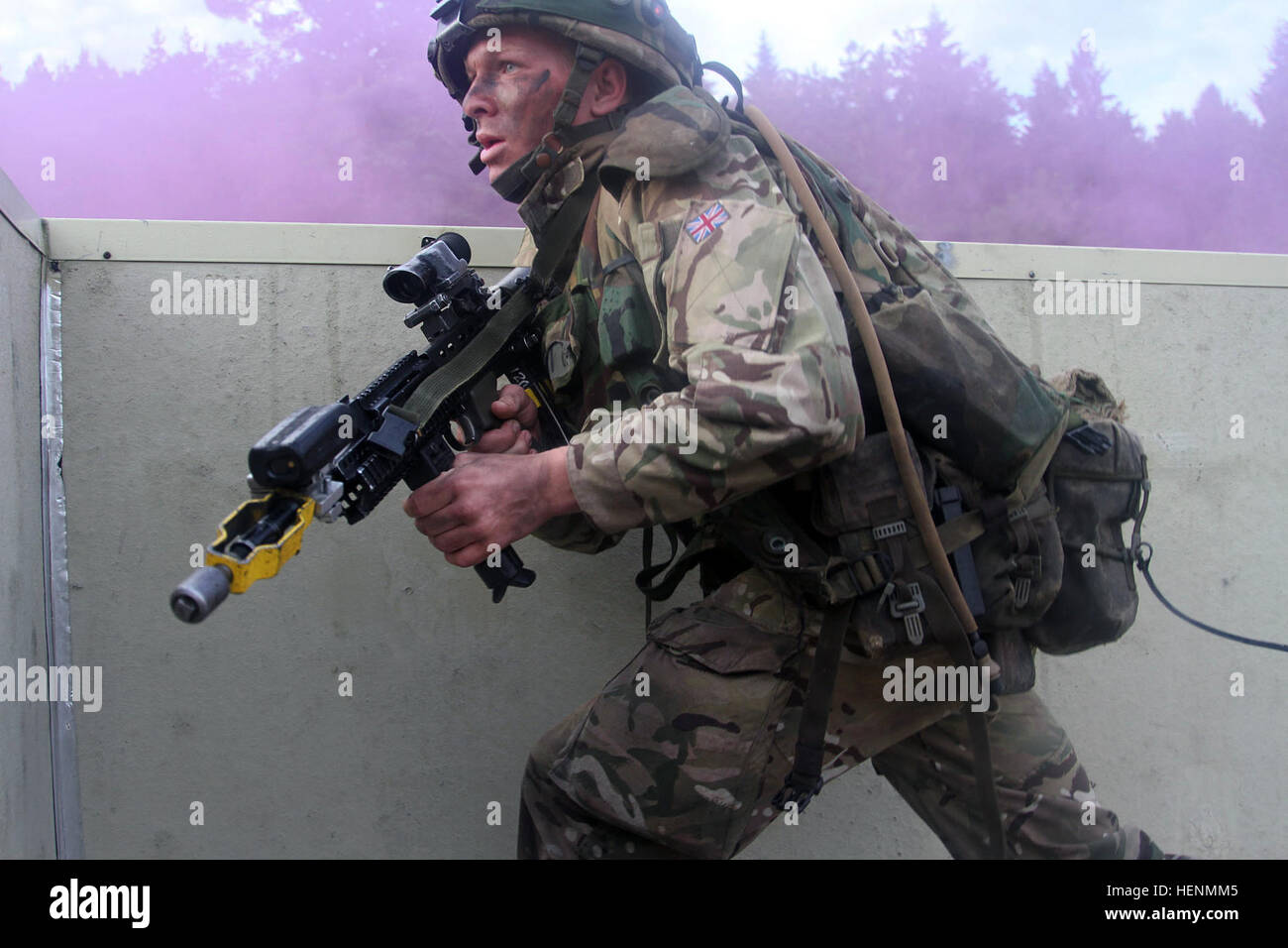 Britische Armee Royal Military Academy Sandhurst und US Military Academy in West Point Kadetten wachte vor Sonnenaufgang, Dorf-Clearing Manöver am Truppenübungsplatz Hohenfels, 15. Juli 2014 anzugehen. Die Kadetten haben seit dem 7. Juli in der US-Armee 7. Armee gemeinsame Multinational Training Command in Grafenwöhr und Hohenfels Übungsplätze trainiert. Sandhurst Kadetten absolvieren ihre letzte Übung vor Graduierung und der West Point Kadetten ihre Ausbildung von Führungskräften Entwicklung abgeschlossen werden. (Foto: US-Armee Sgt. Christina M. Dion, 319th Mobile Public Affairs-Abteilung) Sandhurst, Stockfoto
