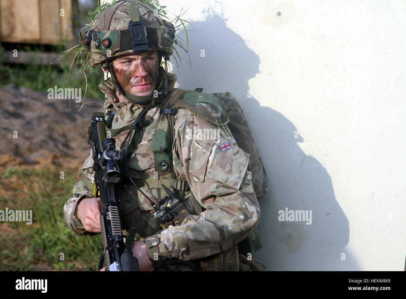 Britische Armee Royal Military Academy Sandhurst und US Military Academy in West Point Kadetten wachte vor Sonnenaufgang, Dorf-Clearing Manöver am Truppenübungsplatz Hohenfels, 15. Juli 2014 anzugehen. Die Kadetten haben seit dem 7. Juli in der US-Armee 7. Armee gemeinsame Multinational Training Command in Grafenwöhr und Hohenfels Übungsplätze trainiert. Sandhurst Kadetten absolvieren ihre letzte Übung vor Graduierung und der West Point Kadetten ihre Ausbildung von Führungskräften Entwicklung abgeschlossen werden. (Foto: US-Armee Sgt. Christina M. Dion, 319th Mobile Public Affairs-Abteilung) Sandhurst, Stockfoto