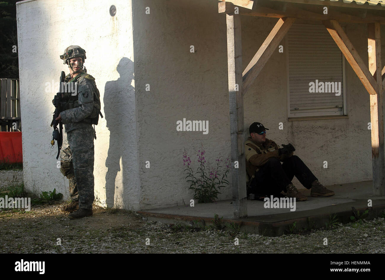 Britische Armee Royal Military Academy Sandhurst und US Military Academy in West Point Kadetten wachte vor Sonnenaufgang, Dorf-Clearing Manöver am Truppenübungsplatz Hohenfels, 15. Juli 2014 anzugehen. Die Kadetten haben seit dem 7. Juli in der US-Armee 7. Armee gemeinsame Multinational Training Command in Grafenwöhr und Hohenfels Übungsplätze trainiert. Sandhurst Kadetten absolvieren ihre letzte Übung vor Graduierung und der West Point Kadetten ihre Ausbildung von Führungskräften Entwicklung abgeschlossen werden. (Foto: US-Armee Sgt. Christina M. Dion, 319th Mobile Public Affairs-Abteilung) Sandhurst, Stockfoto