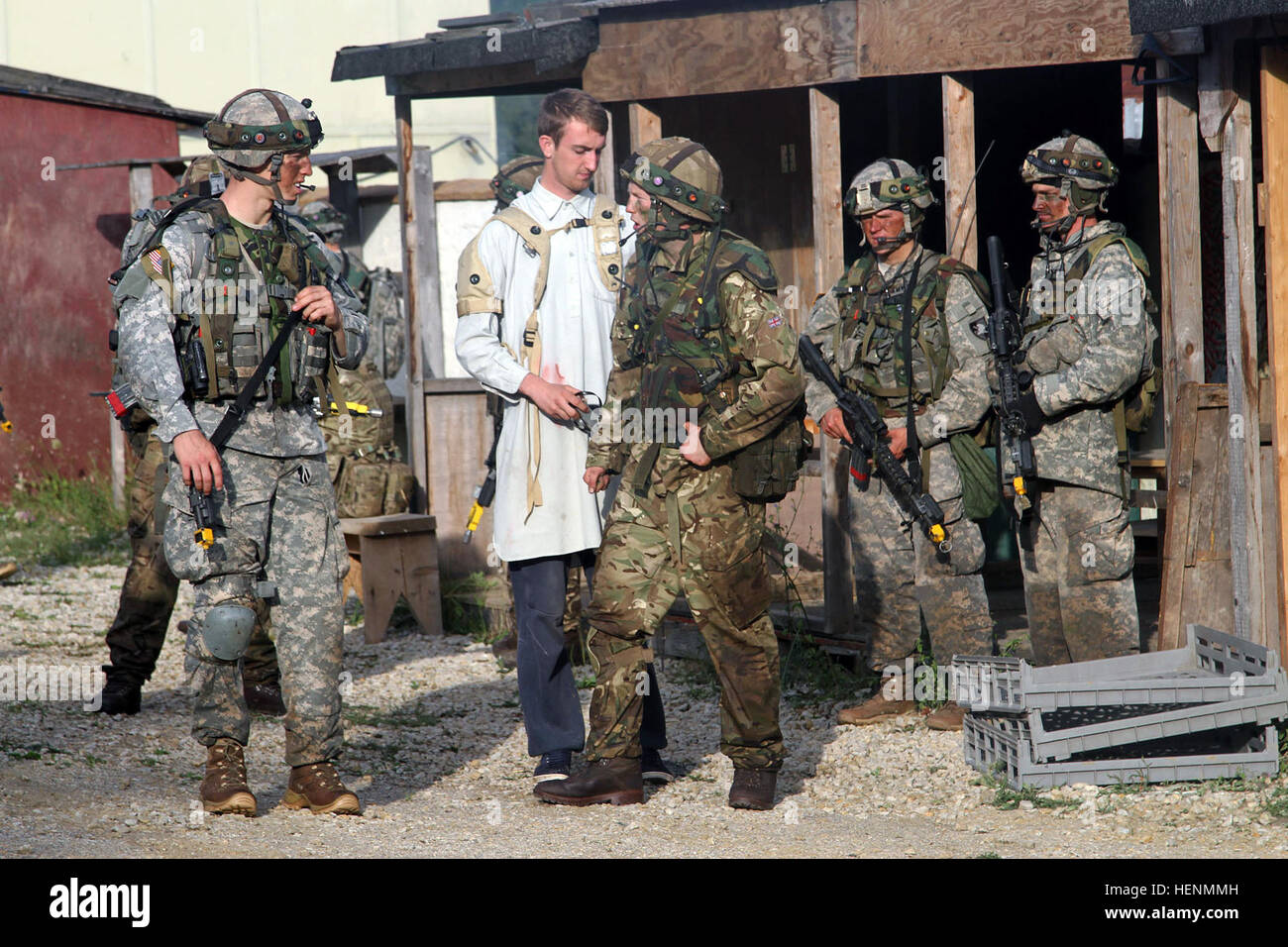 Britische Armee Royal Military Academy Sandhurst und US Military Academy in West Point Kadetten wachte vor Sonnenaufgang, Dorf-Clearing Manöver am Truppenübungsplatz Hohenfels, 15. Juli 2014 anzugehen. Die Kadetten haben seit dem 7. Juli in der US-Armee 7. Armee gemeinsame Multinational Training Command in Grafenwöhr und Hohenfels Übungsplätze trainiert. Sandhurst Kadetten absolvieren ihre letzte Übung vor Graduierung und der West Point Kadetten ihre Ausbildung von Führungskräften Entwicklung abgeschlossen werden. (Foto: US-Armee Sgt. Christina M. Dion, 319th Mobile Public Affairs-Abteilung) Sandhurst, Stockfoto