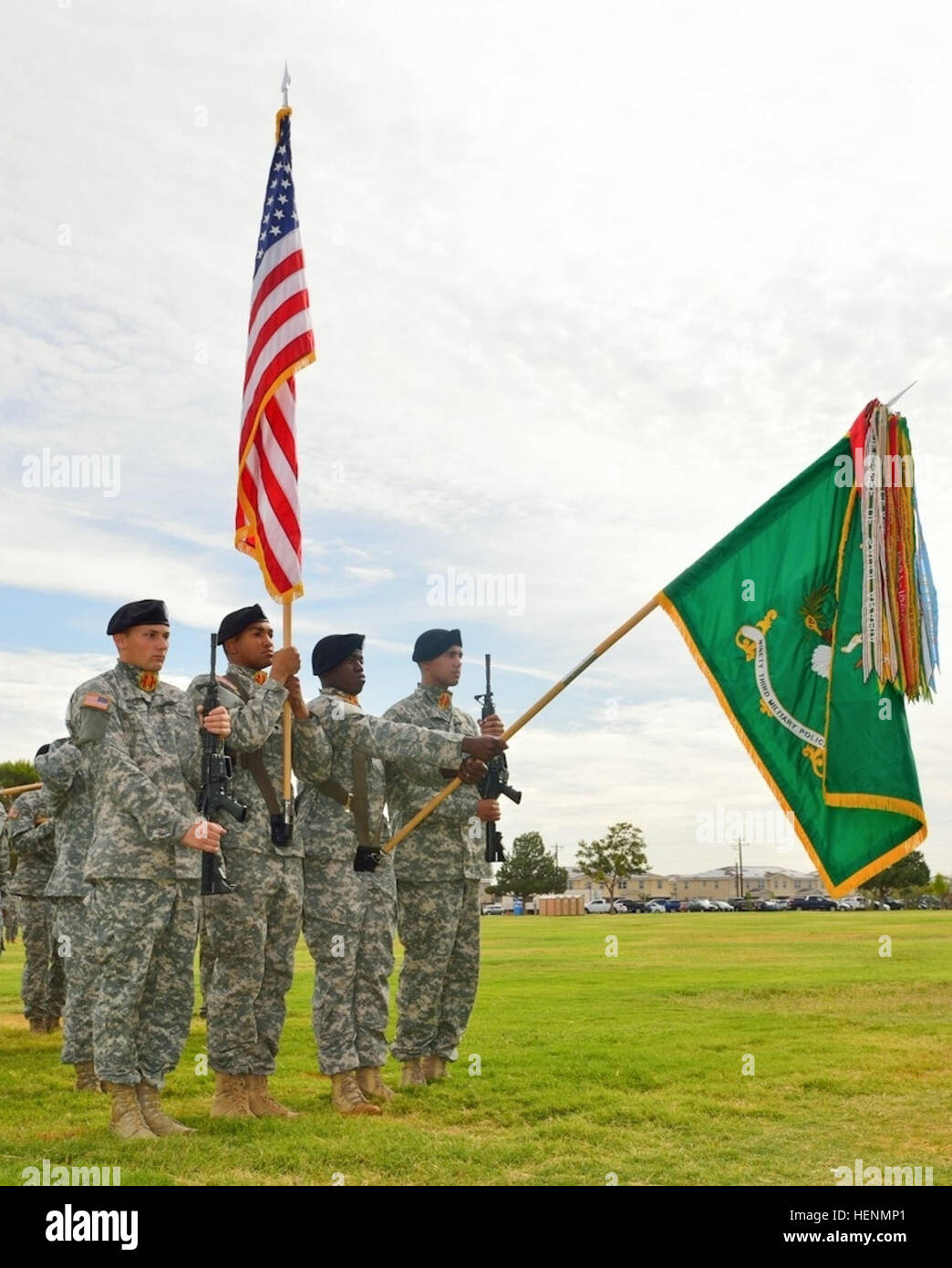 93. Militärpolizei Bataillon Color Guard Salute ausgehende Bataillon befehlshabender Offizier, Lt. Col Richard J. Ball und Bataillon Command Sergeant Major Timothy J. Lamb sowie der eingehenden Kommandant Oberstleutnant Jeremy R. Willingham und Command Sergeant Major Daniel S. O'Brien an Noel Parade Field, Fort Bliss, 16 Juli. (US Armee-Foto von Sgt. James Avery) 93. Militärpolizei Bataillon Änderung des Kommandos und Änderung der Verantwortung 140716-A-FJ979-168 Stockfoto