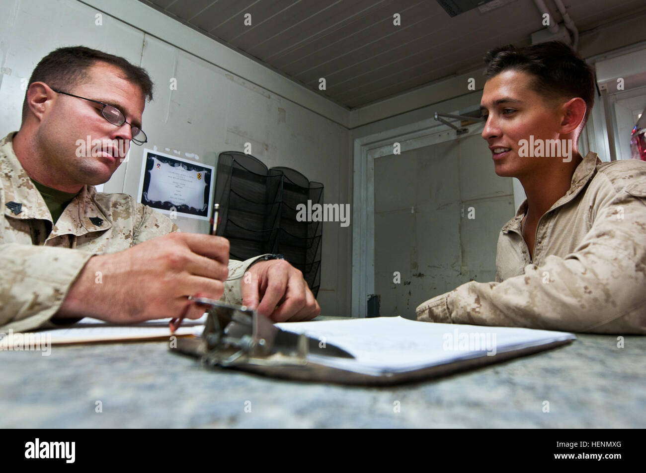 Marine Sergeant Ronald Clark, Lake Havasu City, Arizona, native, a-Klasse ich Betreuer zugewiesen zu bekämpfen logistischen Bataillon 7, links, Hof unterstützt Kunden in den korrekten Verfahren für ein Wasser-Anforderungsformular an die Klasse, die ich im Camp Leatherneck 21 Juli Hof ausfüllen. Rund 90 Prozent der Mission ist derzeit Eis und Wasser an Einheiten im gesamten vorderen Betriebsbasis anzustreben. (Foto von US Armee Sgt. Michael K. Selvage, 10. Sustainment Brigade Öffentlichkeitsarbeit NCO) (Freigegeben) Klasse I Kundendienst 140721-A-CA521-048 Stockfoto