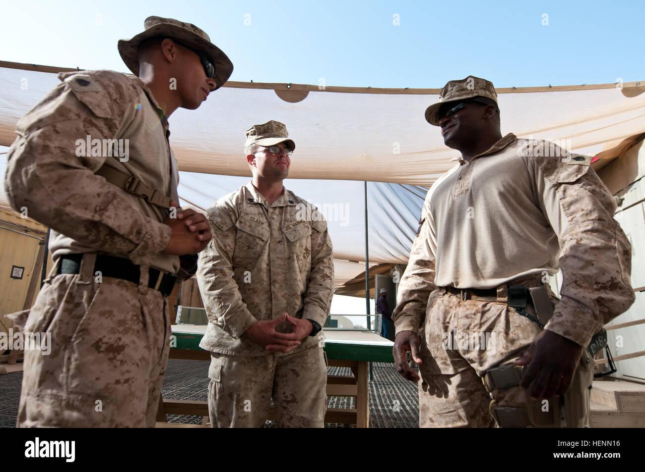 Marine Sgt. Bryan Guinand, St. Petersburg, Florida, native, eingehende a-Klasse ich Unteroffizier Verantwortlichen Hof bekämpfen logistischen Bataillon 1 zugewiesen, links, Marine Sergeant Ronald Clark, Lake Havasu City, Arizona, native, a-Klasse, die ich Hof Betreuer zugewiesen, Bekämpfung der logistischen Bataillon 7, Zentrum und Marine Staff Sgt Shawn Bowman, ein Brooklyn, N.Y., native, Versorgung Support-Aktivitäten, die NCOIC CLB 1 zugeordnet , rechts, diskutieren Zukunftspläne für die Klasse ich Hof am Camp Leatherneck 23.Juli. Hof werden die neue Heimat für die SSA und medizinische Logistiklager als einen Weg zur Konsolidierung der Logistik Stockfoto