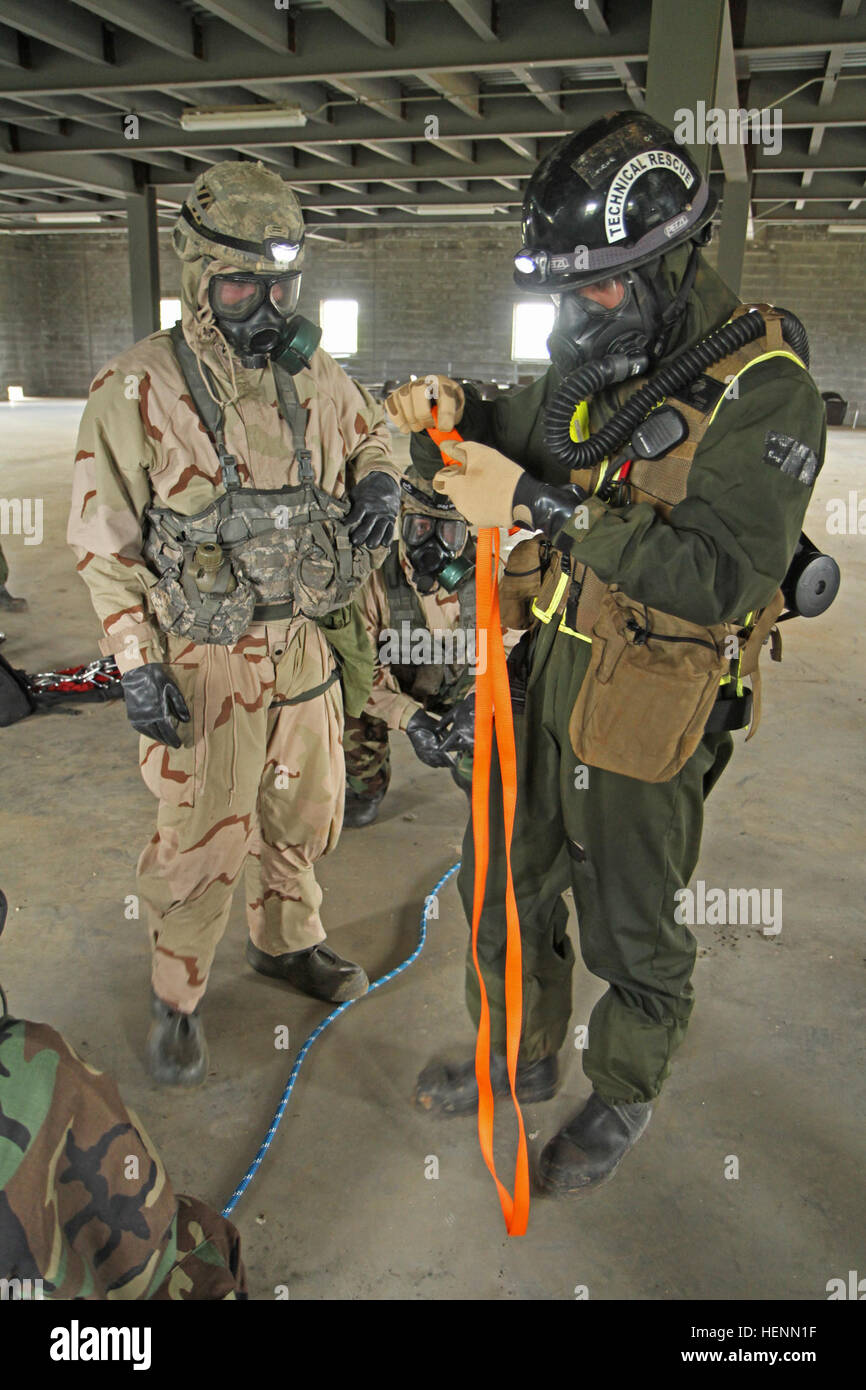 Ein Soldat (links) aus Truppe B, 3. InfanterieDivision, 3. Staffel, 1