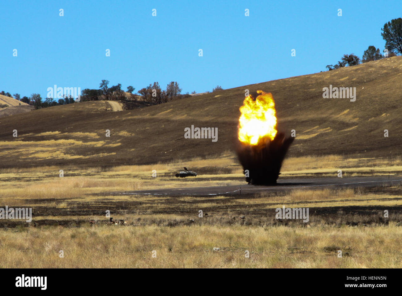 Soldaten aus dem 744th Pionier-Bataillon, 744th Ingenieur-Unternehmen und 368. Pionierbataillon detonieren 45 Pfund hochintensive Sprengstoff bekannt als c-4 24. Juli 2014, am Fort Hunter Liggett, Kalifornien (US Army Reserve Foto von Pfc. Brian N. Lang / 205. Press Camp Sitz) Army Reserve Ingenieure üben Abbruch bei WAREX 140724-A-RI069-376 Stockfoto