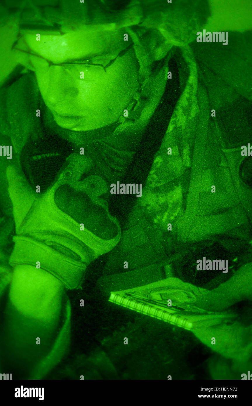 SPC. Tyler J. Pirie, fordert ein Teamleiter mit 377. Military Police Company, 391st MP Battalion, befestigt das 324. MP-Bataillon eine medizinische Evakuierung während einer Kordon und Suche hier 25 Juli. Diese Veranstaltung ist Teil der größeren Krieger Übung (WAREX) 91 14-03, die Soldaten in einer simulierten Krieg Umgebung und ihre grundlegende und fortgeschrittene einzelnen Soldaten Fähigkeiten genutzt. (Foto: U.S. Army Staff Sgt Cooper T. Cash, 319th Mobile Public-Affairs-Abteilung) M/s sichere feindlichen Ziel während WAREX 140725-A-IK997-017 Stockfoto