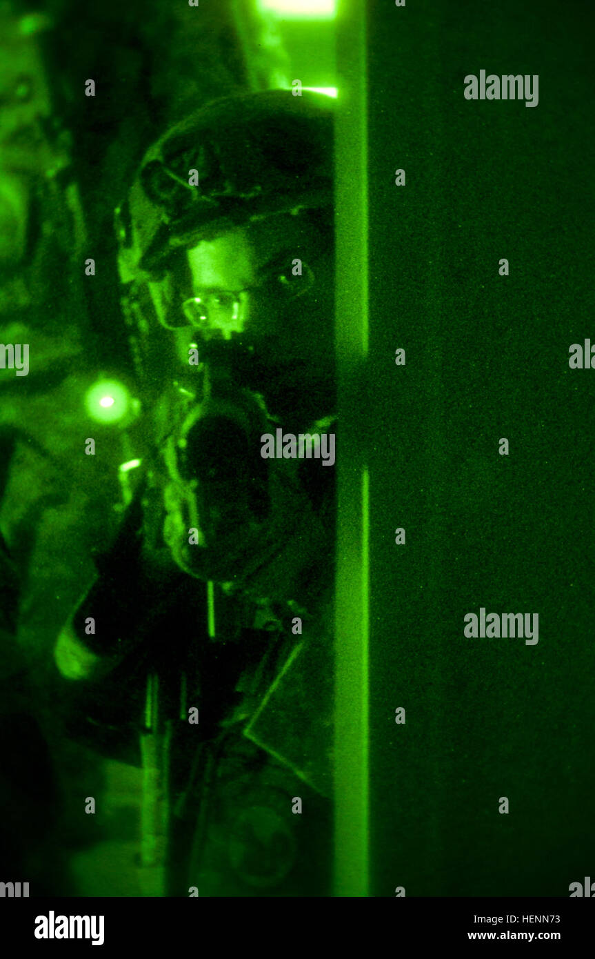 SPC. Tyler J. Pirie, Teamleiter mit 377. Military Police Company, 391st MP Battalion, befestigt das 324. MP-Bataillon löscht ein Zimmer während einer Kordon und Suche hier 25 Juli. Diese Veranstaltung ist Teil der größeren Krieger Übung (WAREX) 91 14-03 die Soldaten in einer simulierten Krieg Umgebung und ihre grundlegende und fortgeschrittene einzelnen Soldaten Fähigkeiten genutzt. (Foto: U.S. Army Staff Sgt Cooper T. Cash, 319th Mobile Public-Affairs-Abteilung) M/s sichere feindlichen Ziel während WAREX 140725-A-IK997-011 Stockfoto