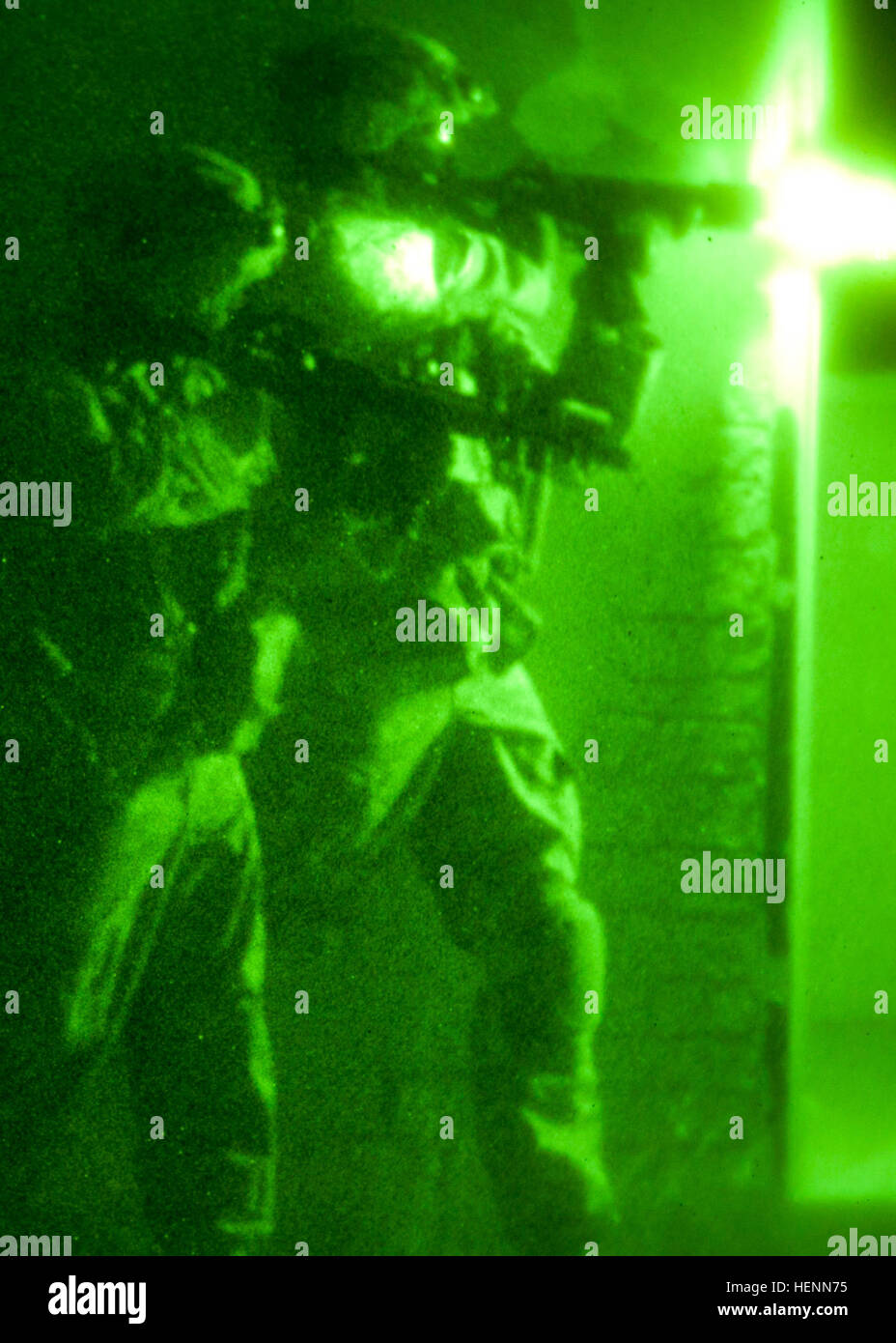 Soldaten, 324. Military Police Battalion zugeordnet greifen die Gegner während eines simulierten Kordon und Suchvorgang hier 25 Juli. Diese Veranstaltung ist Teil der größeren Krieger Übung (WAREX) 91 14-03, die Soldaten in einer simulierten Krieg Umgebung und ihre grundlegende und fortgeschrittene einzelnen Soldaten Fähigkeiten genutzt. (Foto: U.S. Army Staff Sgt Cooper T. Cash, 319th Mobile Public-Affairs-Abteilung) M/s sichere feindlichen Ziel während WAREX 140725-A-IK997-018 Stockfoto